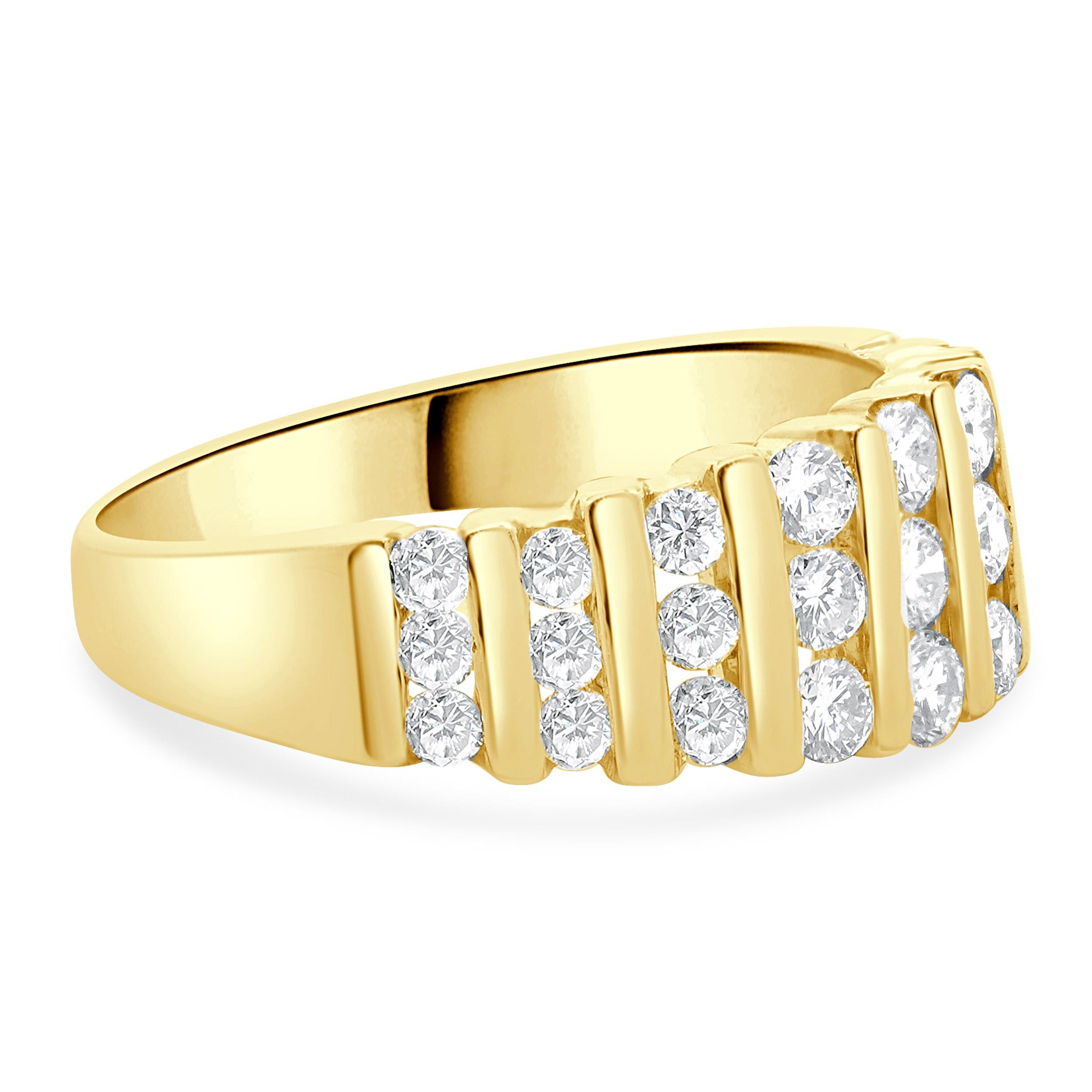 Anello con diamanti incastonati in oro giallo 14 carati In condizioni ottime in vendita a Scottsdale, AZ