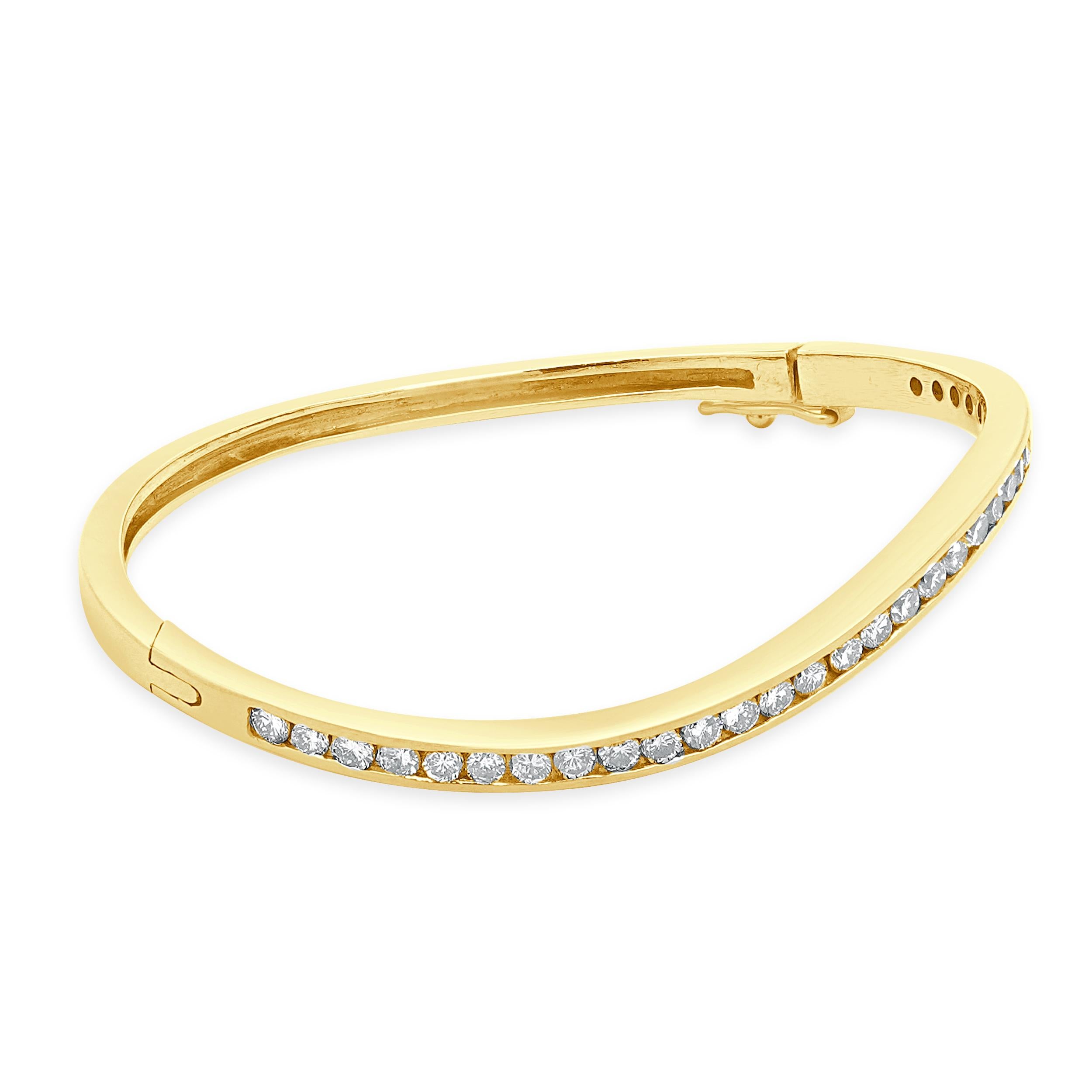 Designer : design personnalisé
Matériau : Or jaune 14K
Diamant : 30 diamants ronds de taille brillant = 1,50cttw
Clarté : SI2
Dimensions : le bracelet convient à un poignet de 6.25 pouces maximum.
Poids : 15,90 grammes