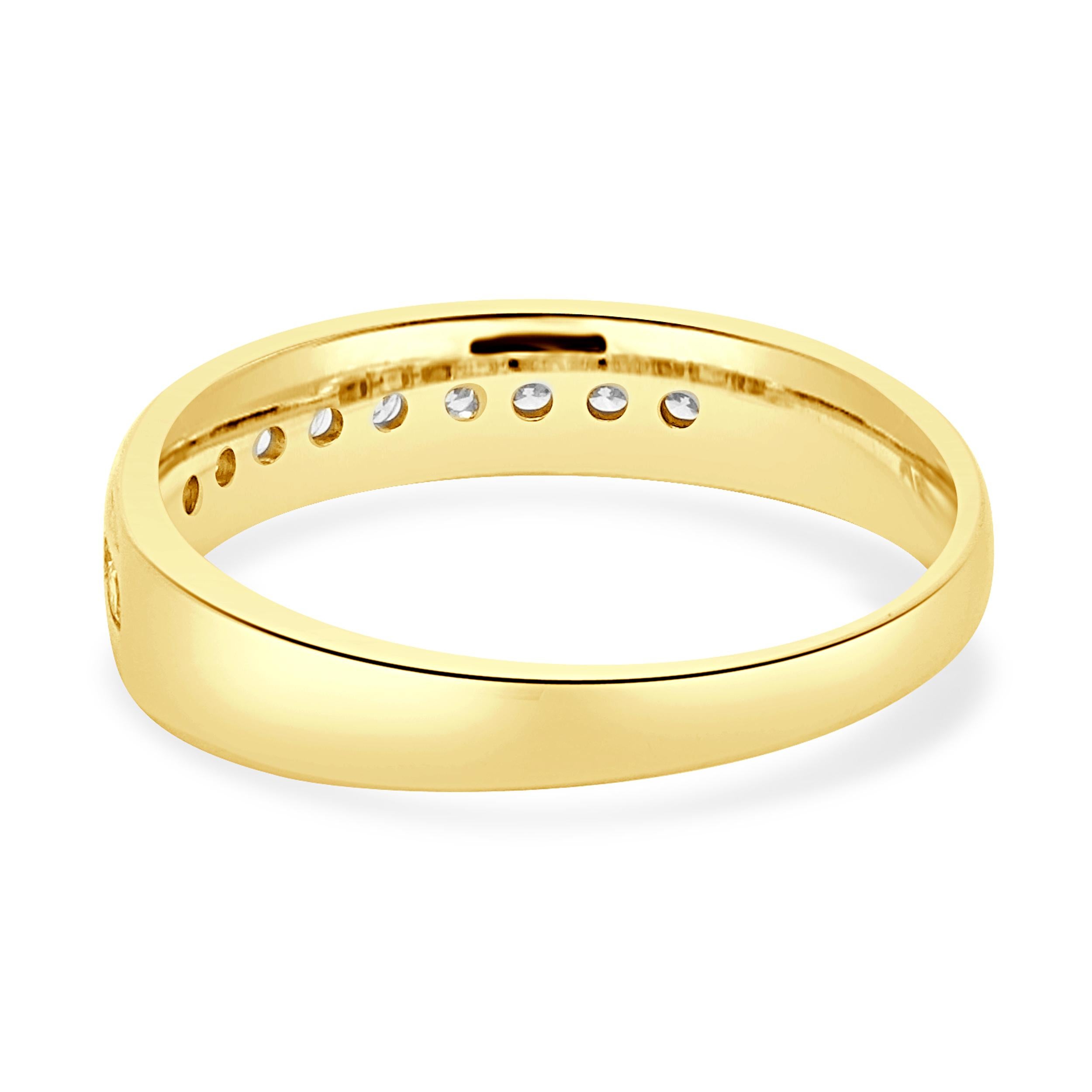 Taglio rotondo 14 Karat Yellow Gold Channel Set Round Diamond band in vendita