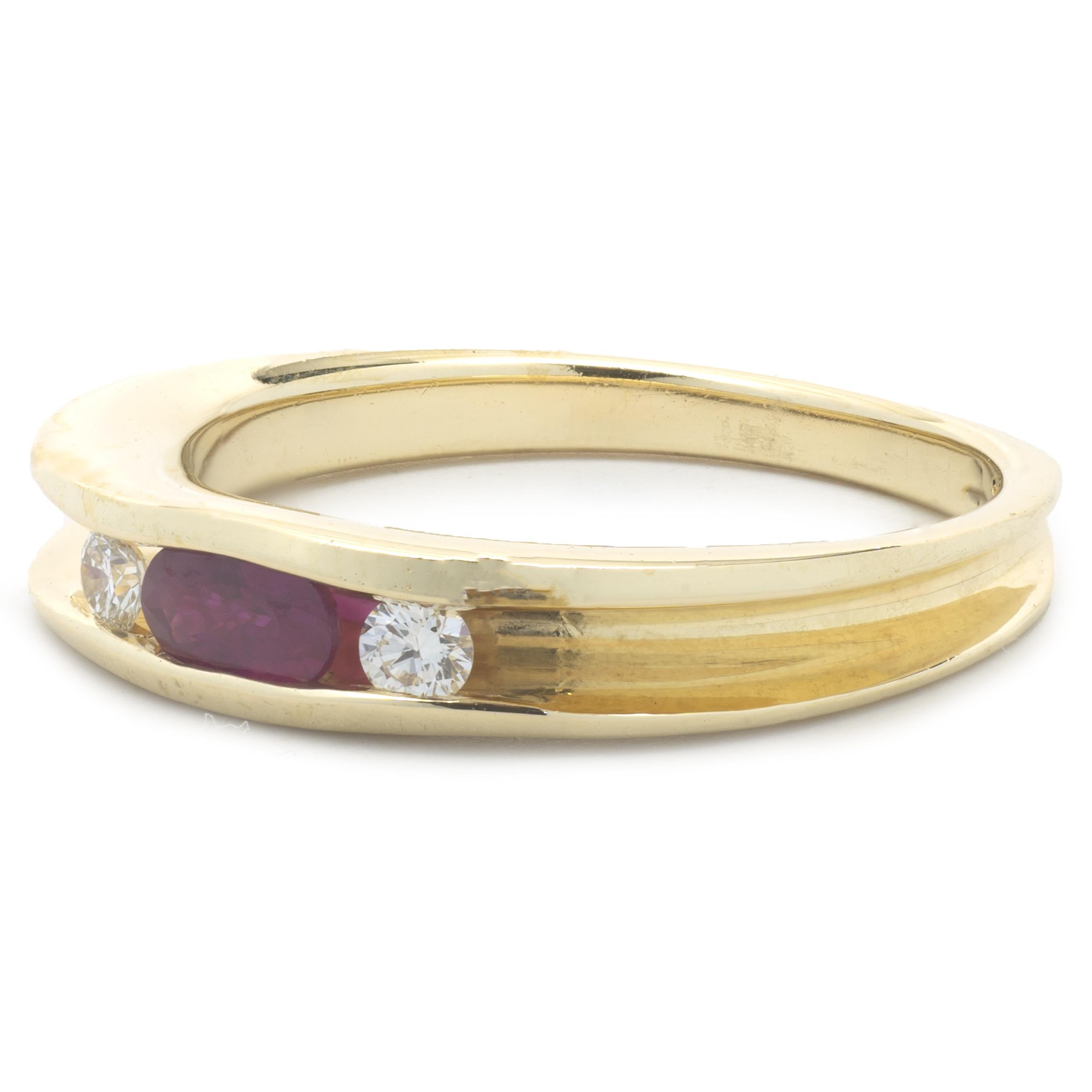 Taille ovale Anneau en or jaune 14 carats serti de rubis et de diamants en vente