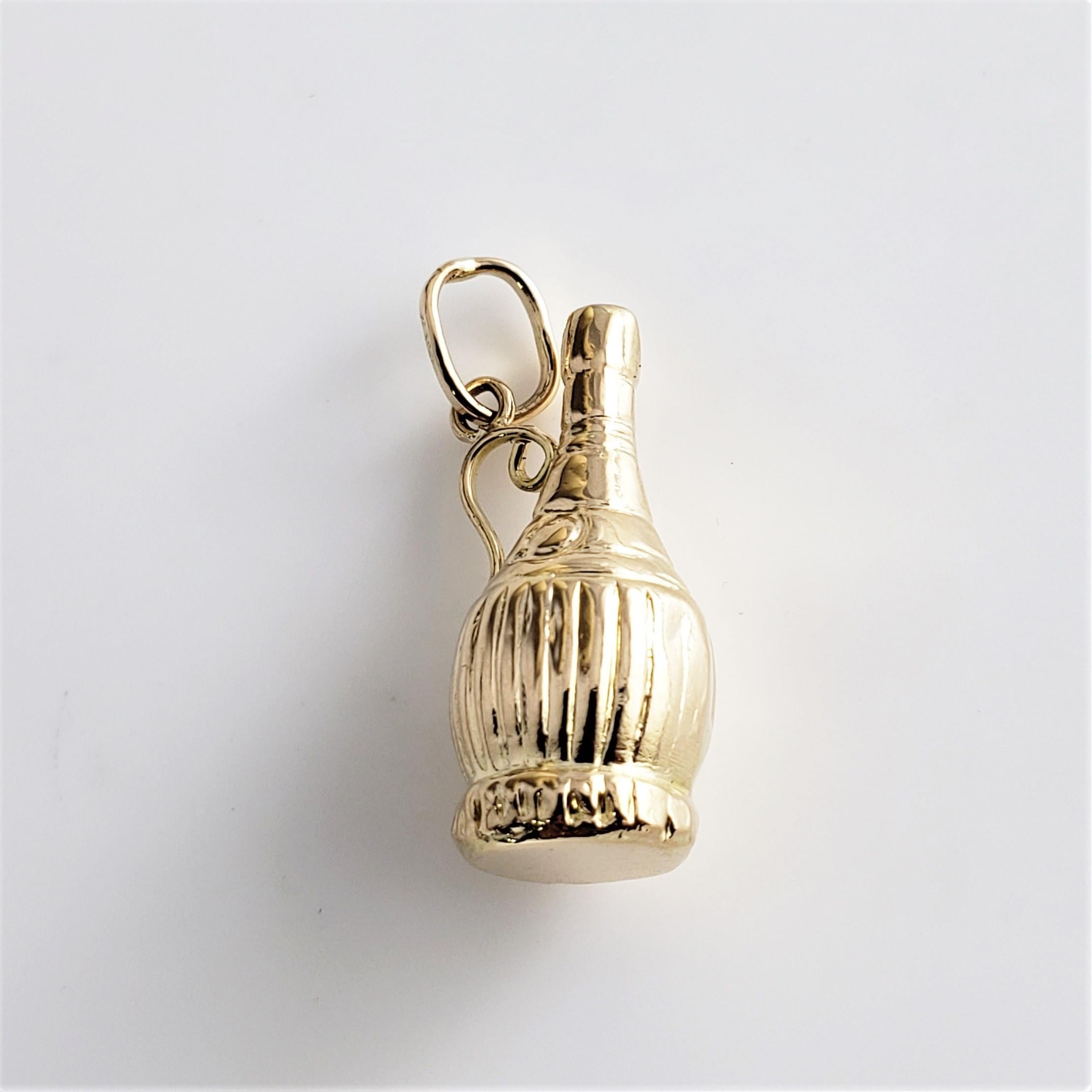 14 Karat Yellow Gold Chianti Wine Bottle Charm In Good Condition In Washington Depot, CT