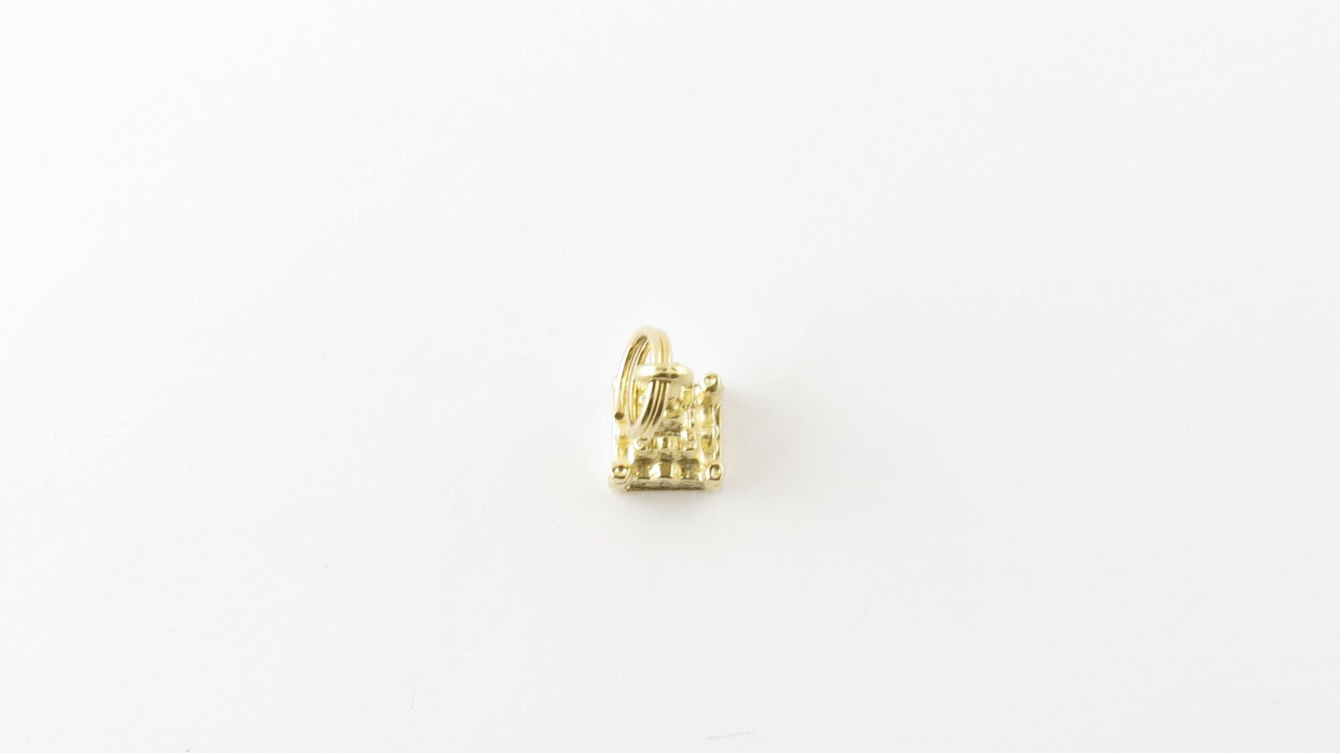 14 Karat Yellow Gold Chicago Water Tower Charm In Good Condition In Washington Depot, CT