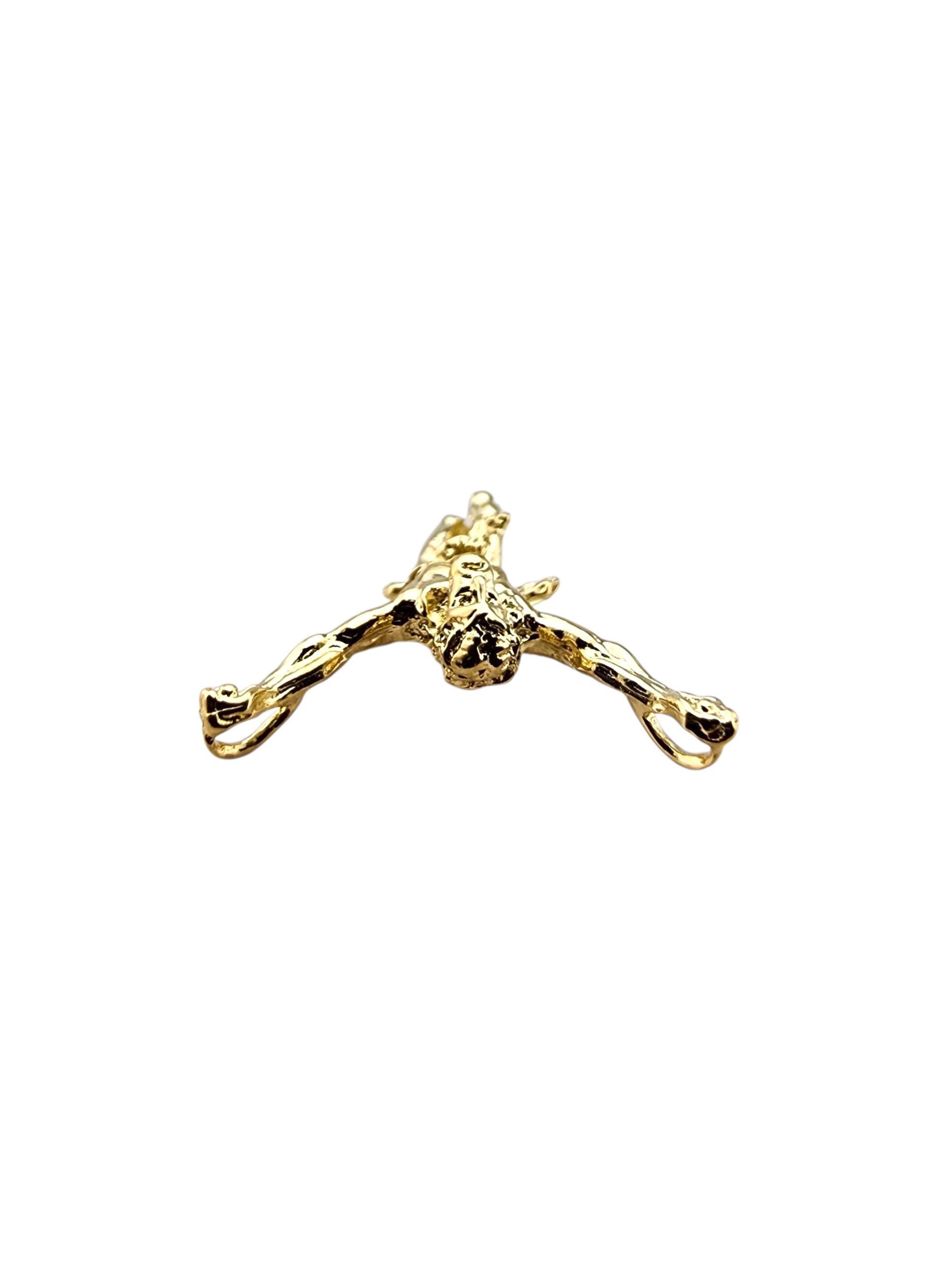 Pendentif Christ / Crucifix en or jaune 14 carats #23166 Pour femmes en vente