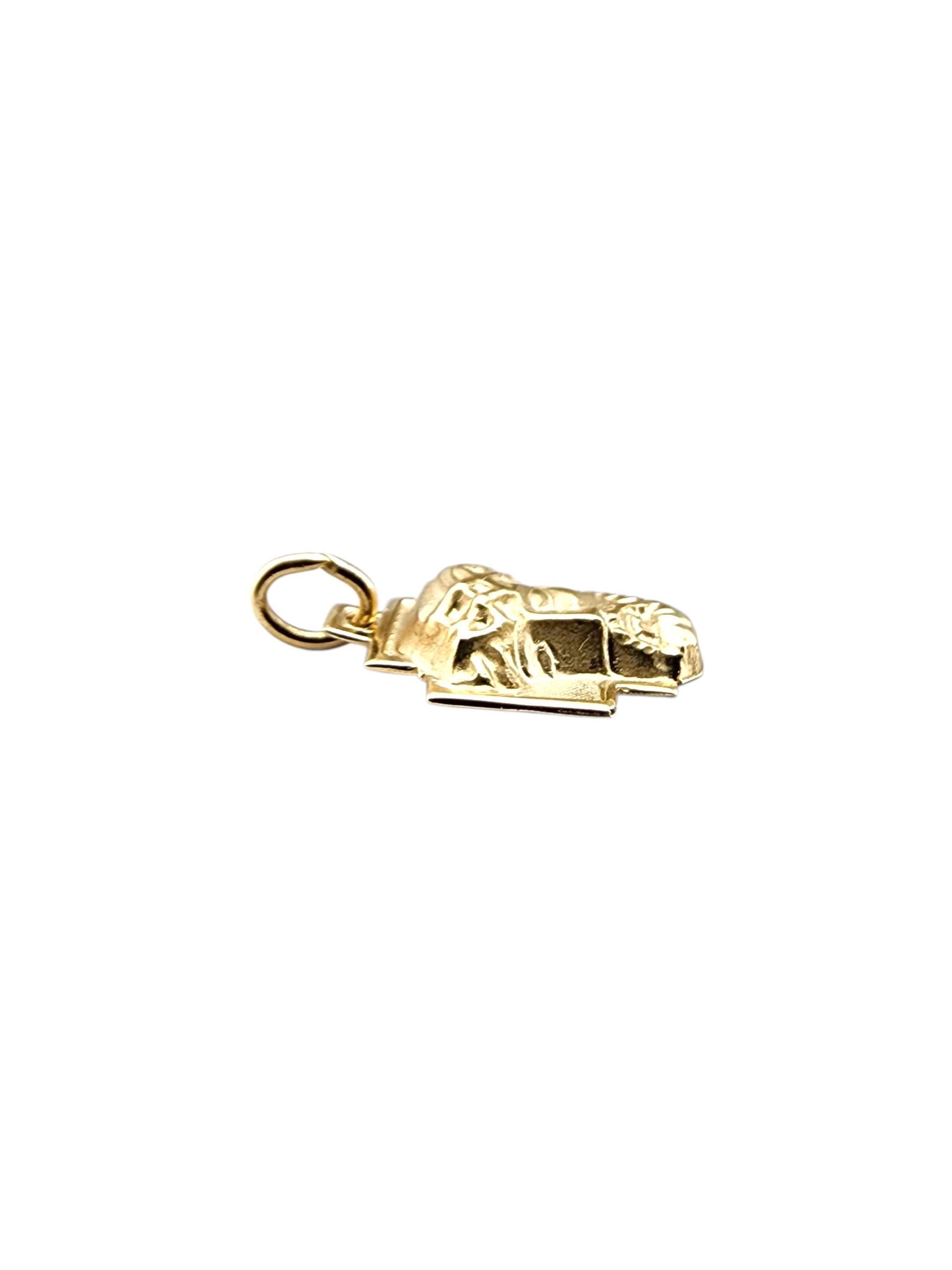 Charm a forma di testa di Cristo in oro giallo 14 carati.

Questo ciondolo con testa di Cristo in oro giallo 14K, splendidamente dettagliato, cattura l'immagine sacra e senza tempo con un'ottima lavorazione. Un pezzo significativo ed elegante,