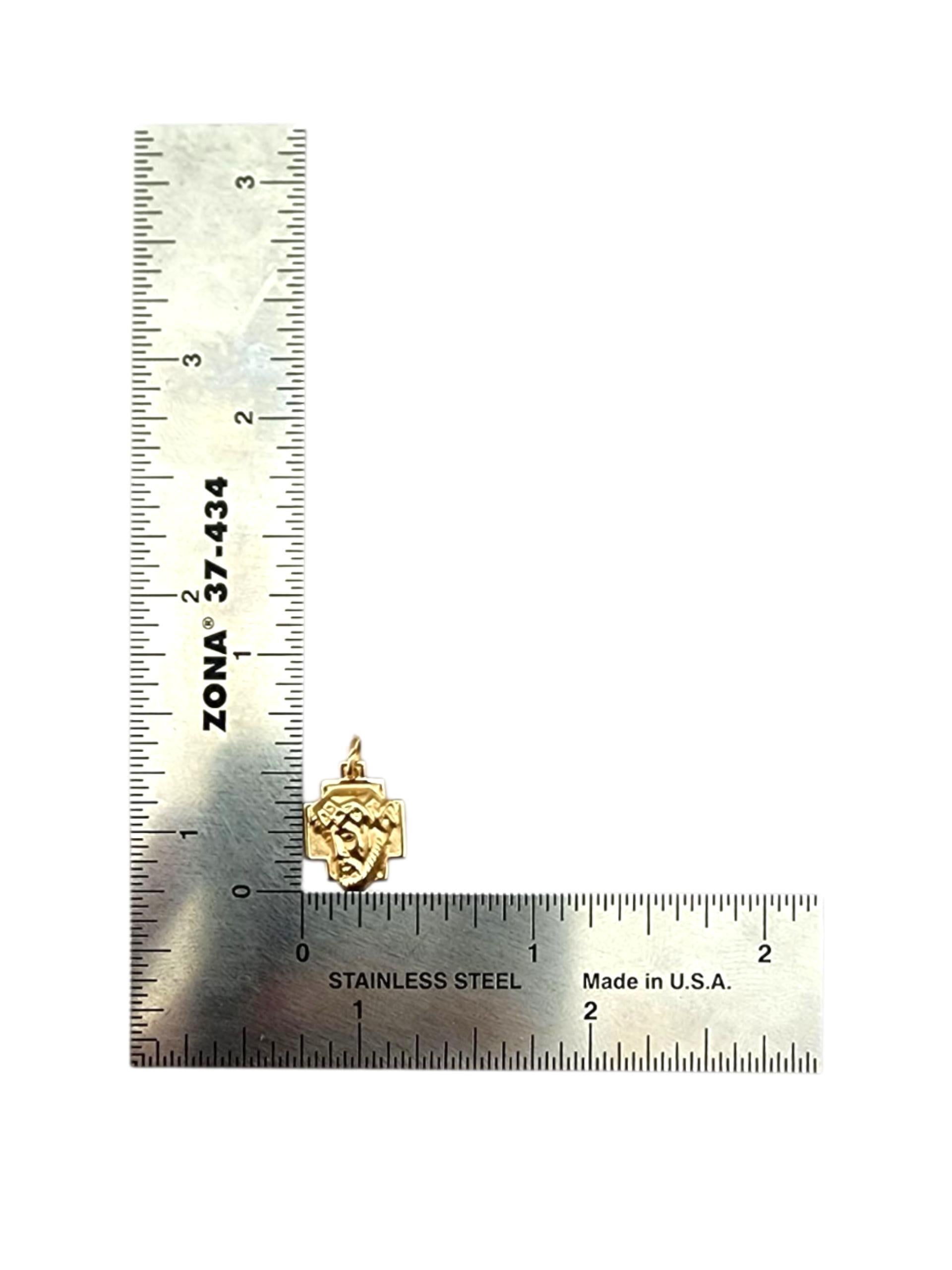 Charm a forma di croce con testa di Cristo in oro giallo 14 carati #22799 in vendita 1