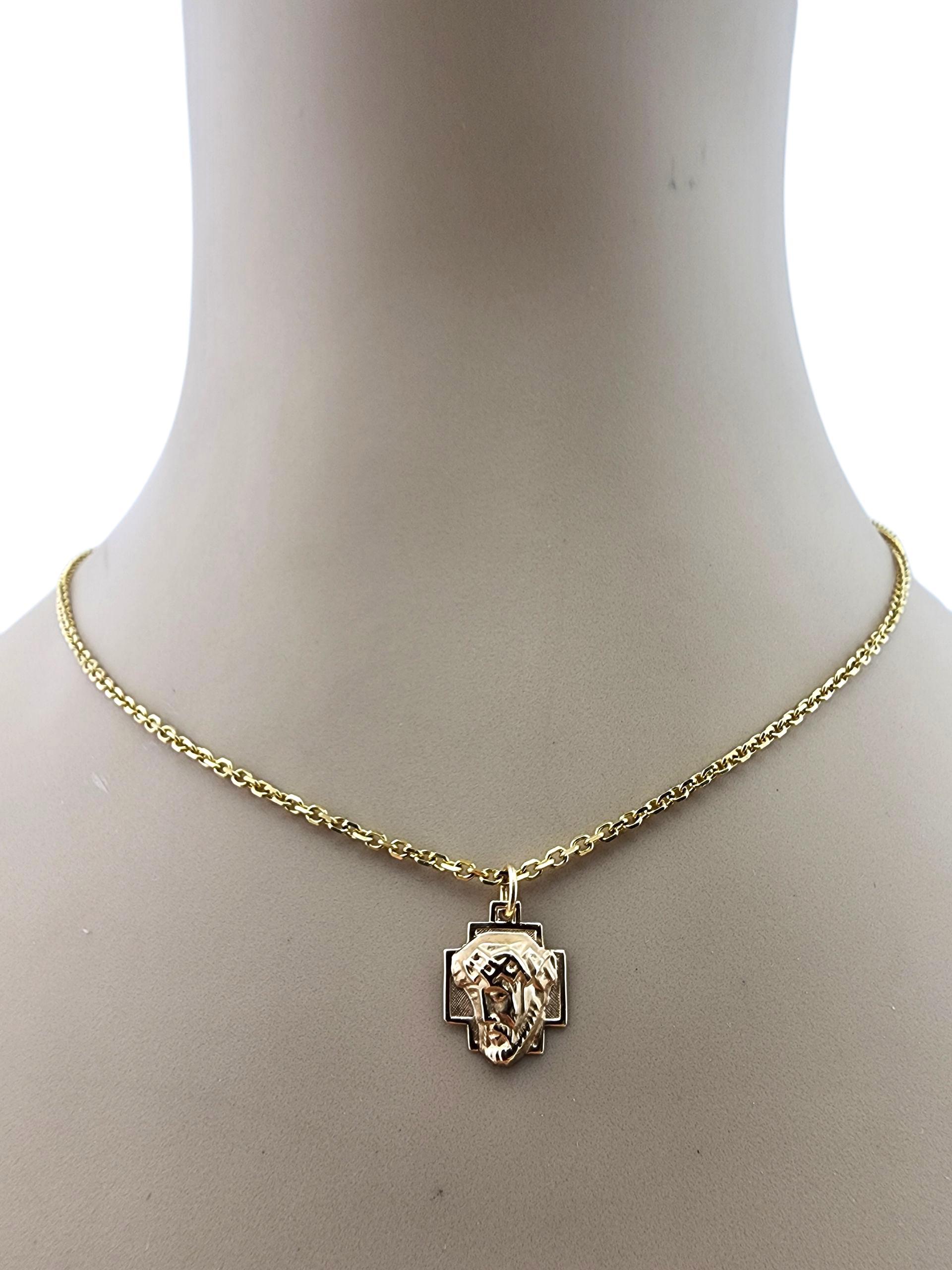 Charm a forma di croce con testa di Cristo in oro giallo 14 carati #22799 in vendita 2