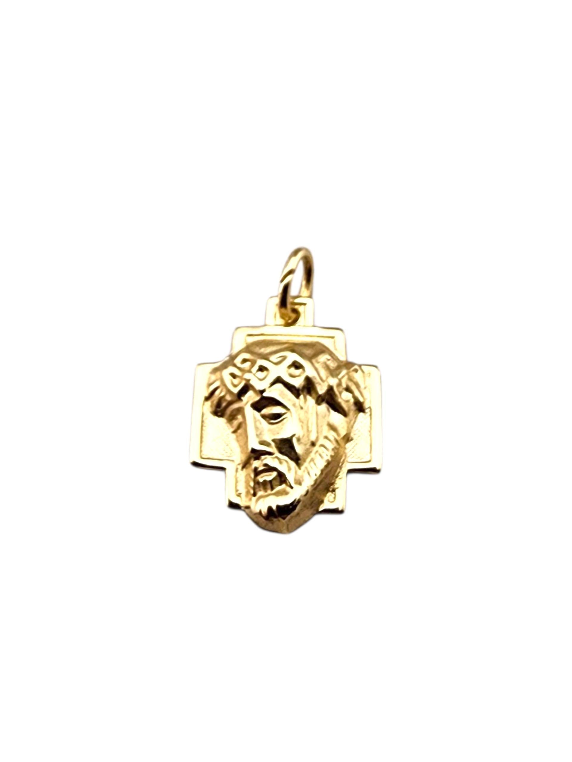 Charm a forma di croce con testa di Cristo in oro giallo 14 carati #22799 in vendita