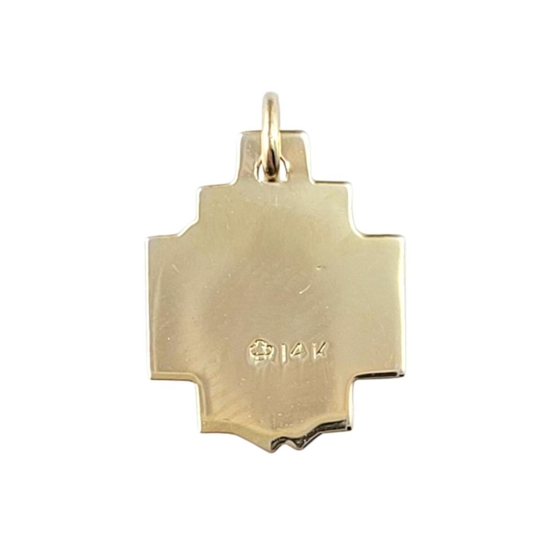 Breloque en or jaune 14K tête de Christ sur croix-

Ce pendentif tête de Christ sur croix en or jaune 14 carats présente un motif minutieusement détaillé de la tête du Christ sur une croix, symbolisant le sacrifice, la foi et l'amour divin. La