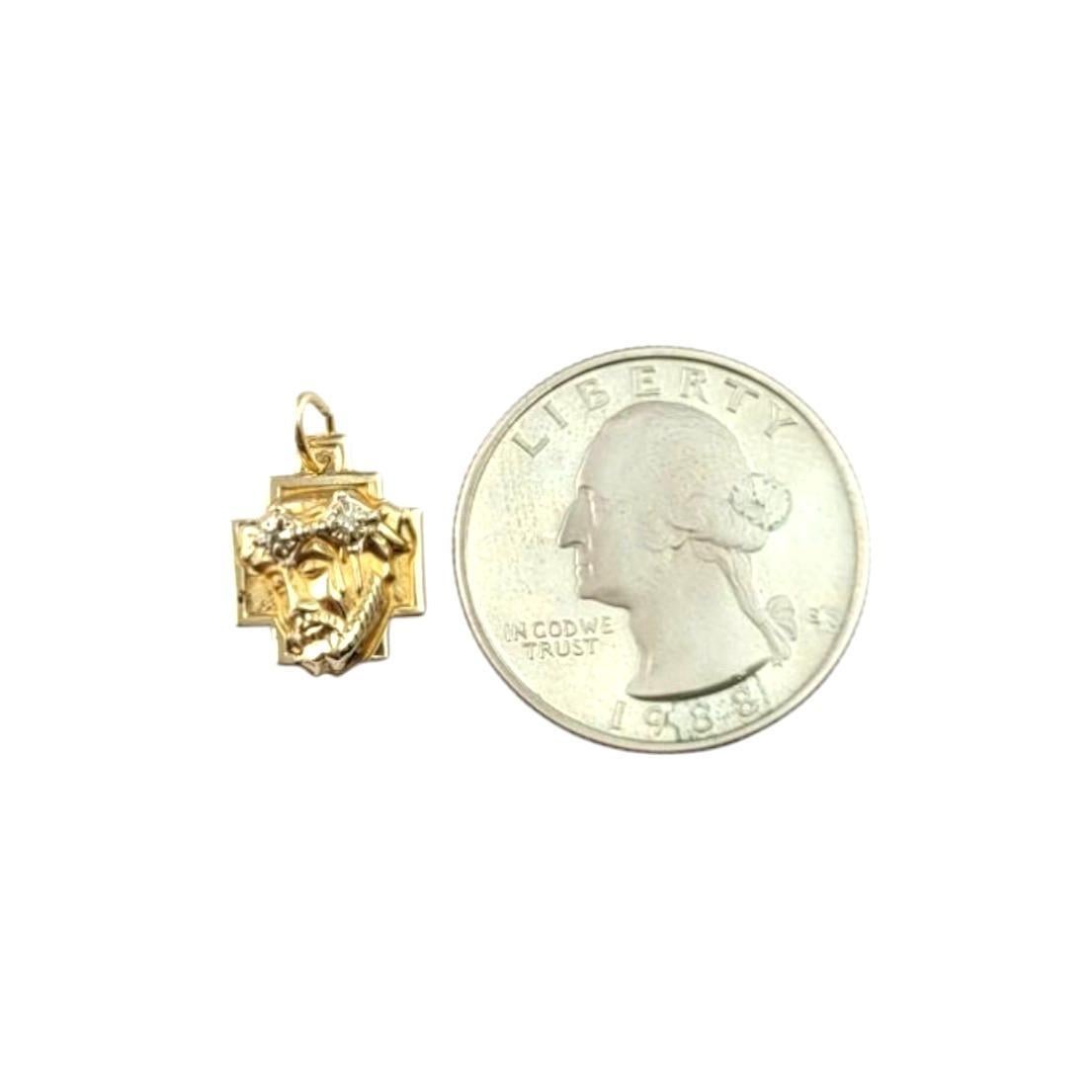 Breloque croix du Christ en or jaune 14 carats n° 21507 en vente 2
