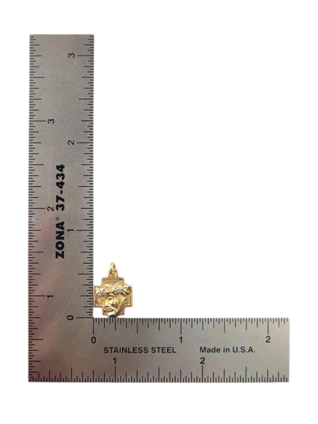 Breloque croix du Christ en or jaune 14 carats n° 21507 en vente 3