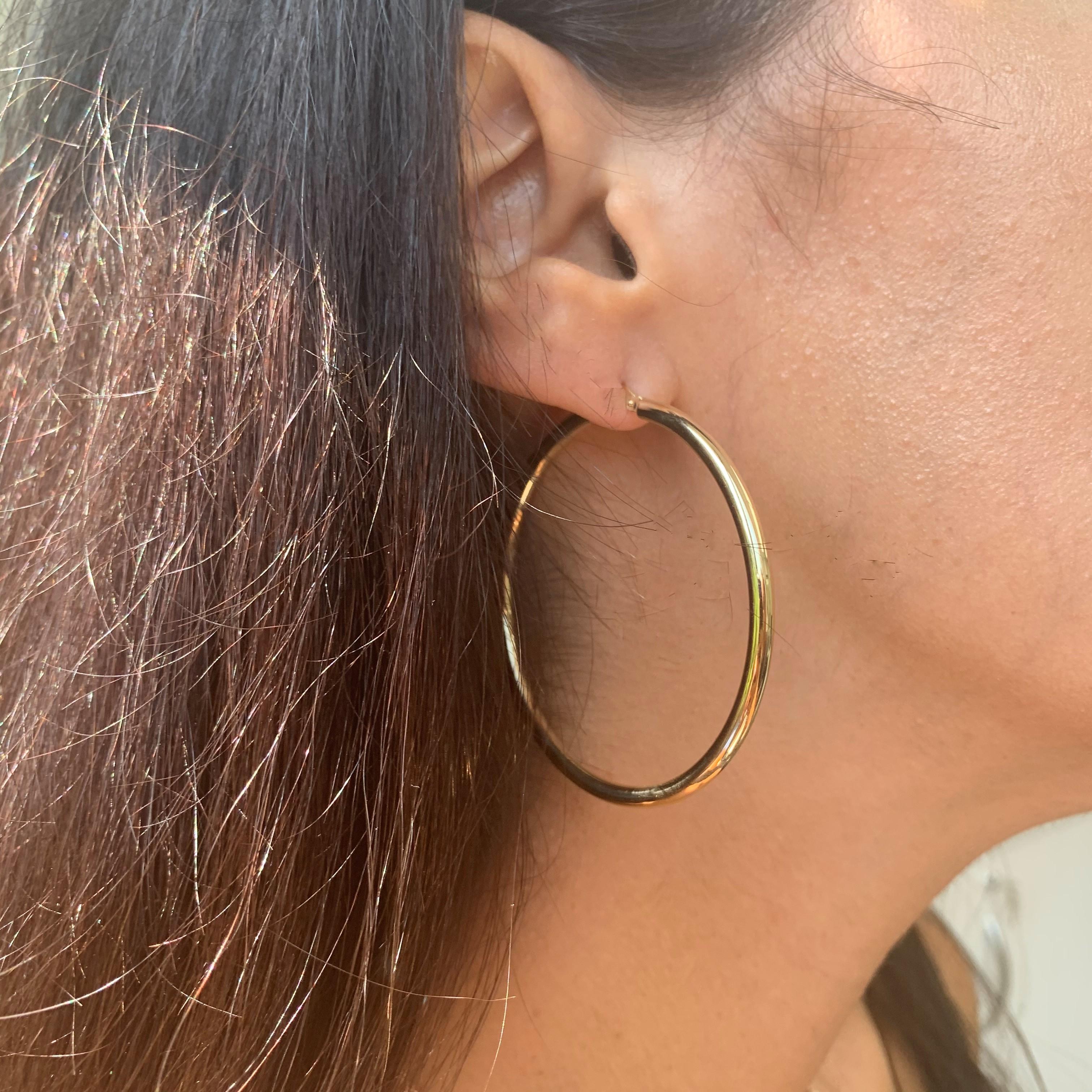 Ces élégantes boucles d'oreilles en or jaune 14 carats ajouteront une touche de glamour à votre look ! Les boucles d'oreilles mesurent 3 X 50 MM. 
Fabriqué en Italie
Diamètre de 2 pouces 
Boîte cadeau incluse
Expédition sous 1 à 2 jours ouvrables