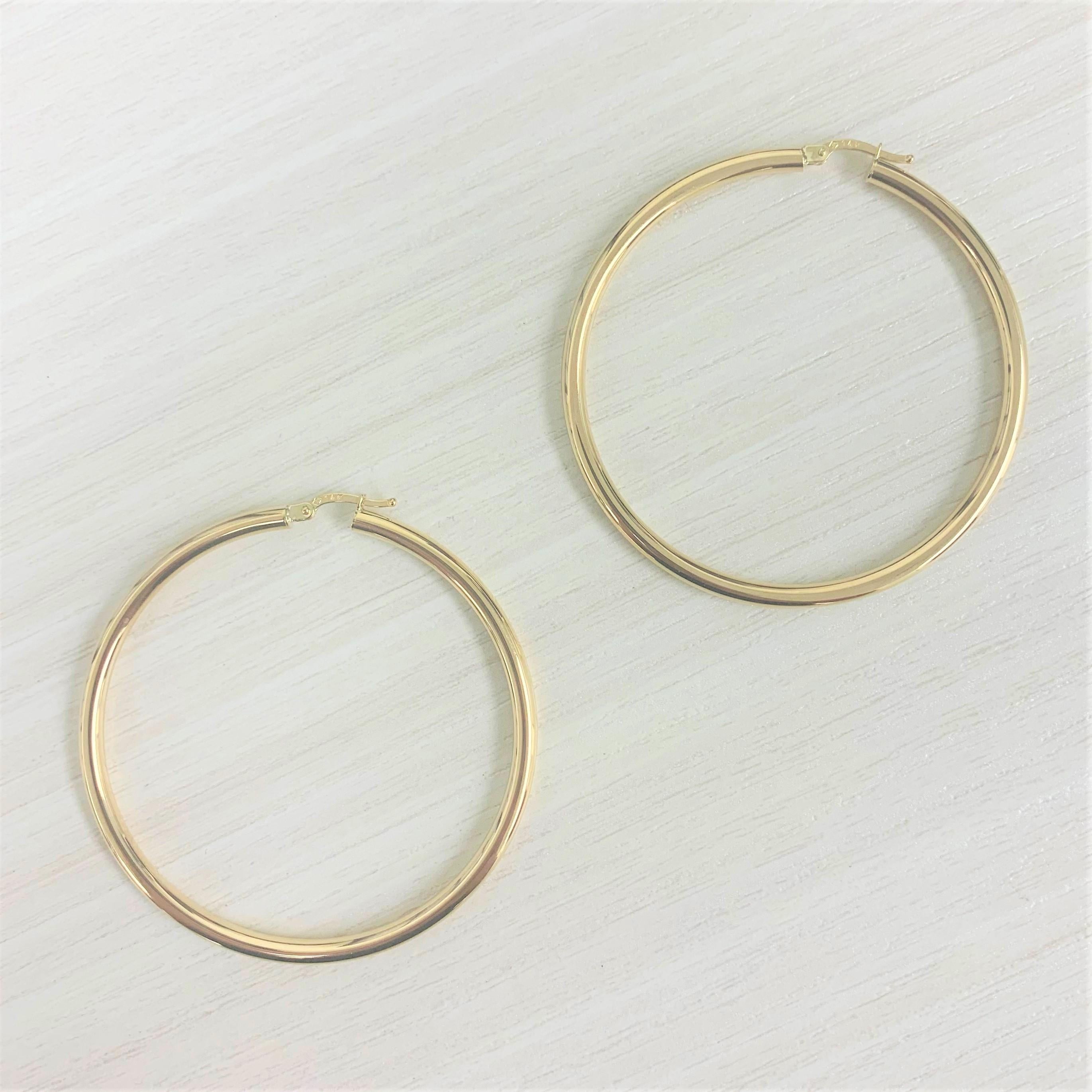 Contemporary 14 Karat Yellow Gold Chunky Light-Weight Hollow Hoop Earrings Diameter For Sale