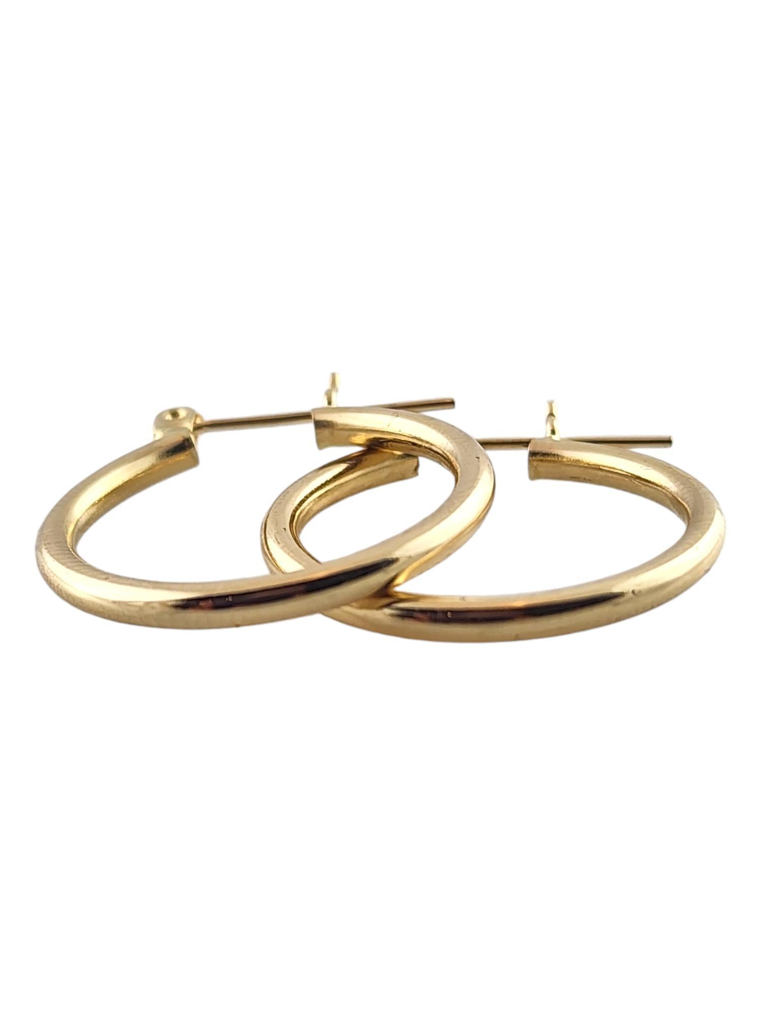 Boucles d'oreilles circulaires en or jaune 14 carats

Ce magnifique ensemble de boucles d'oreilles circulaires en or jaune 14 carats sera du plus bel effet sur n'importe qui !

Diamètre : 22,2 mm
Largeur : 2.1mm

Poids : 1,2 dwt/ 1,9 g

Poinçon :