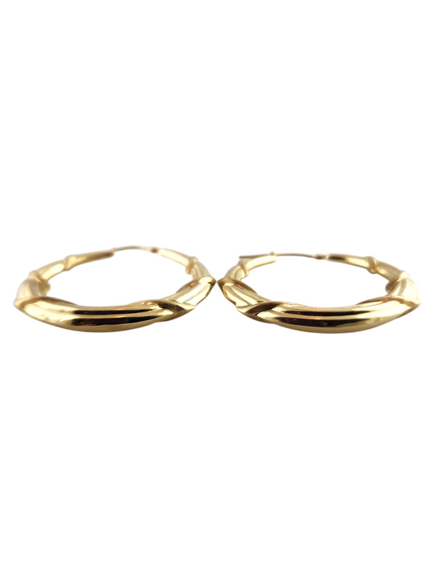 Pendientes de aro circulares de oro amarillo de 14 quilates

¡Estos impresionantes pendientes de aro circulares de oro amarillo de 14 quilates tienen un bonito diseño envolvente que te quedará genial!

Diámetro: 37,5 mm
Anchura: 4.5 mm

Peso: 3,42