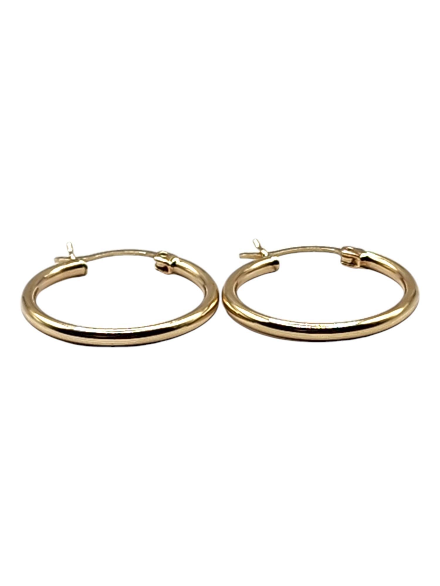 14 Karat Yellow Gold Circle Hoop Earrings

These classic hoop earrings were crafted from 14K yellow gold for a stunning finish that will look amazing on you!

Size: 26.17mm X 22.83m X 2.17mm

Weight 1.53 g/ 0.99 dwt

Hallmark: AS 14k

Very good