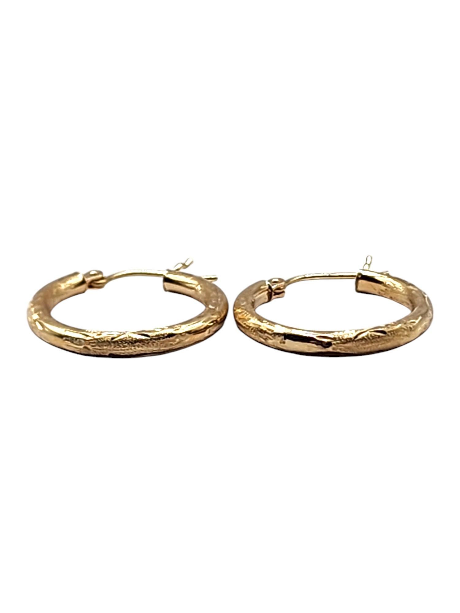 14 Karat Yellow Gold Circle Hoop Earrings

These beautiful 14K yellow gold circle hoop earrings were creating with stunning detailing!

Size: 24.05mm X 20.61mm X 2.65mm

Weight: 1.22 g/ 0.79 dwt

Hallmark: 10 14K

Very good condition, professionally