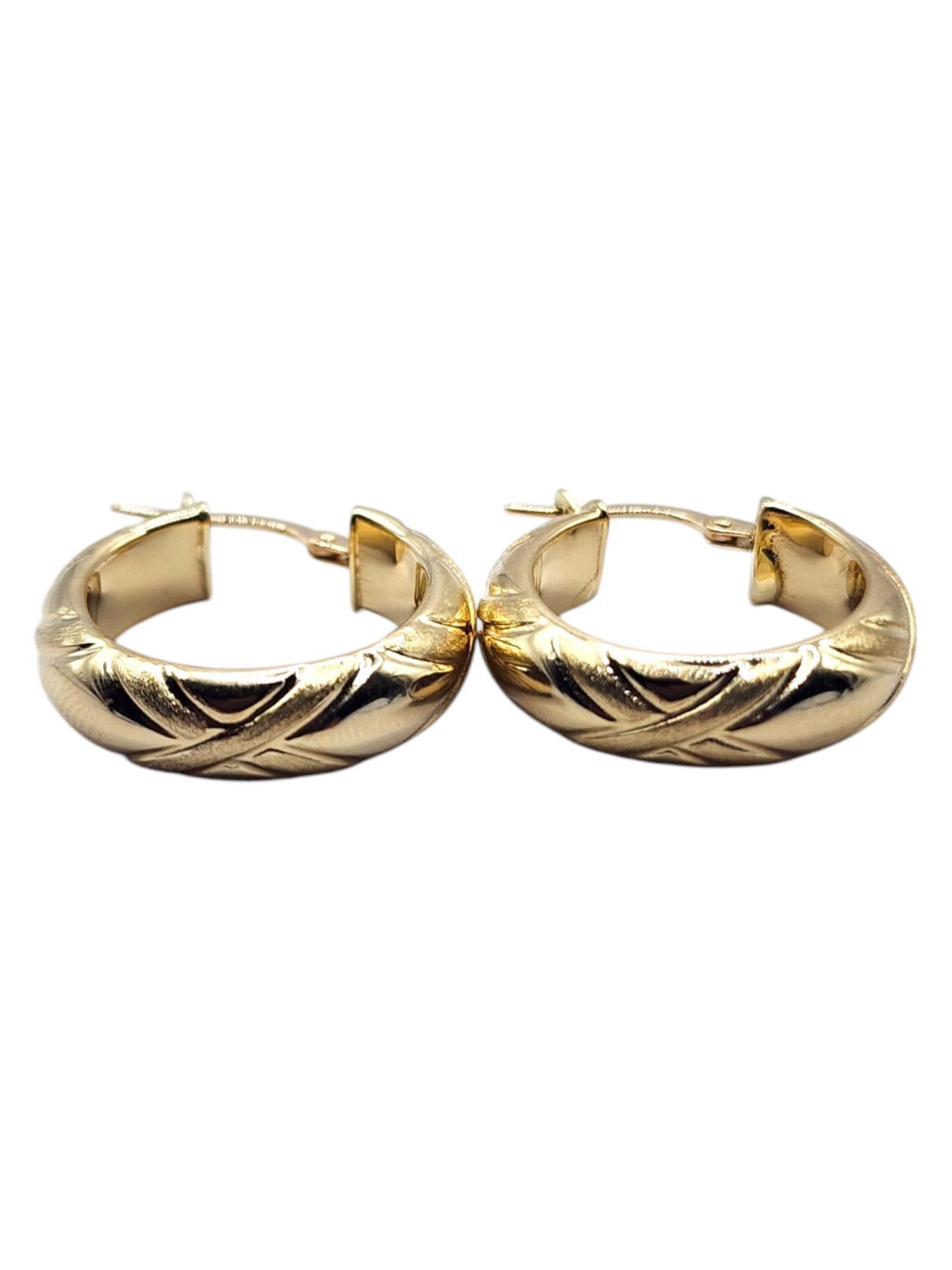 Boucles d'oreilles circulaires en or jaune 14 carats

Ces magnifiques boucles d'oreilles circulaires en or jaune 14 carats présentent un superbe motif en forme de 