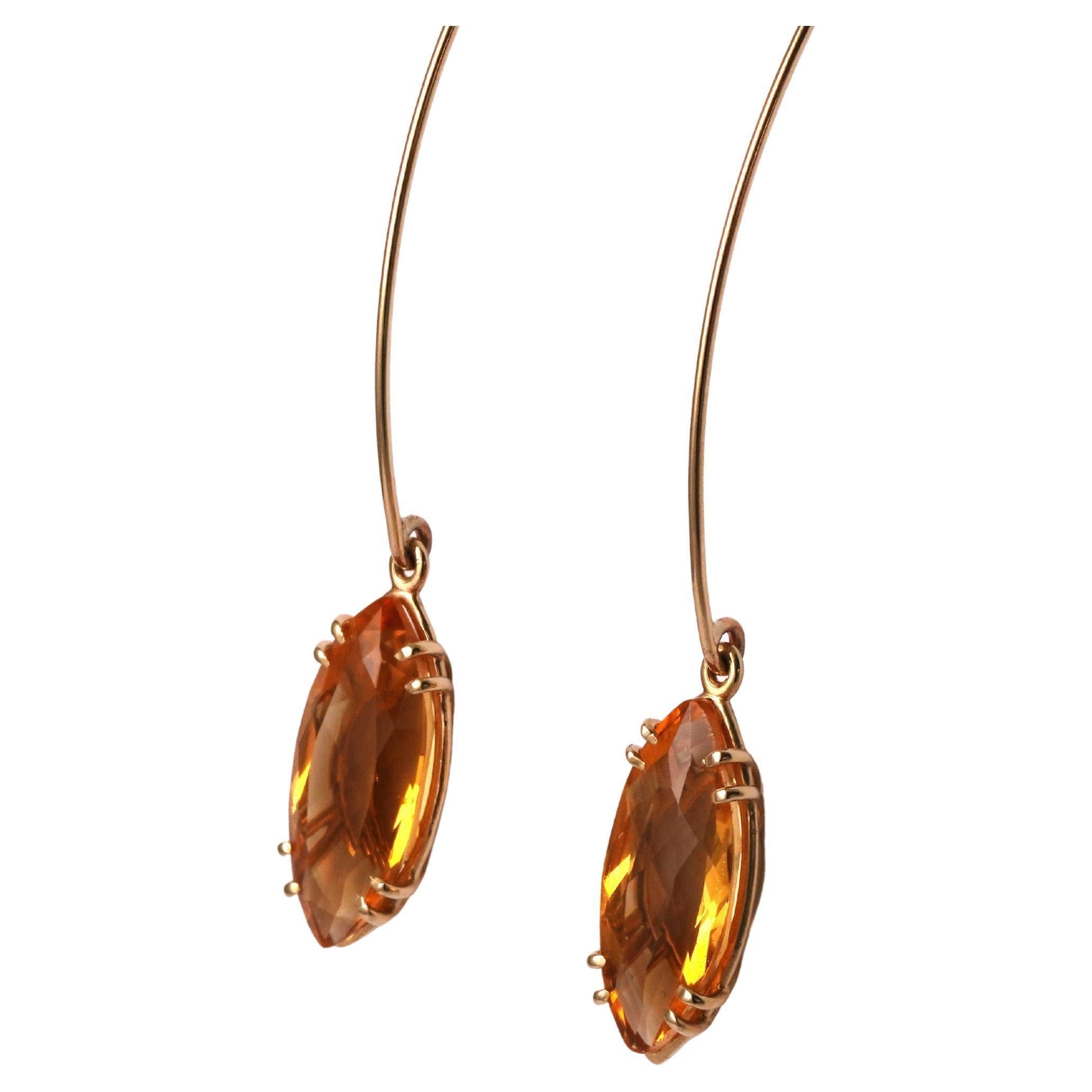 Questi squisiti orecchini di Antonio Gems presentano una silhouette graziosa e contemporanea abbinata alla calda luminosità del citrino naturale. Realizzato in oro giallo 14 carati, ogni orecchino presenta un design a gancio allungato e minimalista