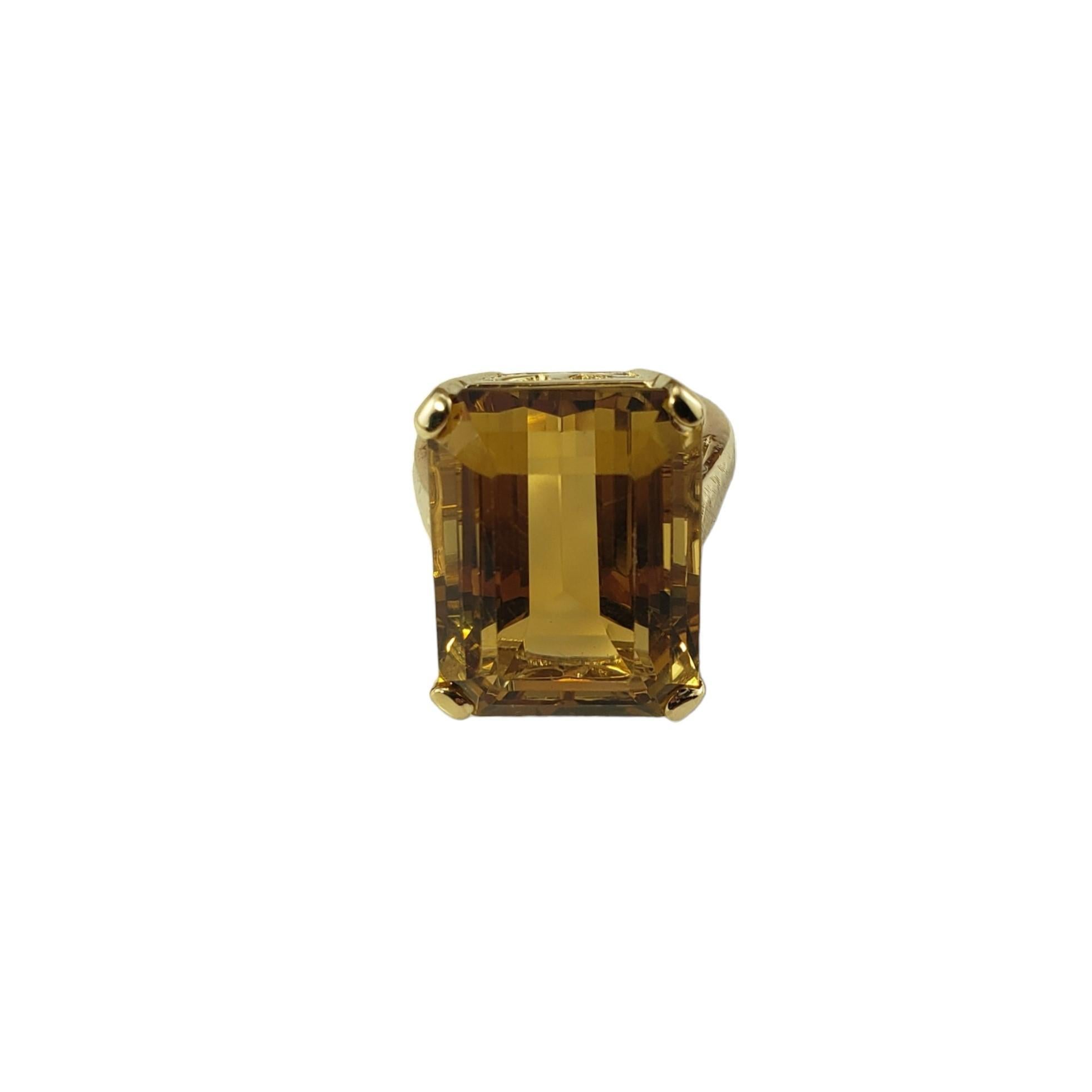 Vintage 14 Karat Yellow Gold Citrine Quartz Ring Size 6.25 JAGi Certified-

Cette élégante bague présente un quartz citrine de taille émeraude (20,4 mm x 15,2 mm) serti dans de l'or jaune 14K magnifiquement détaillé.  Tige :  2,0 mm.

Poids de la