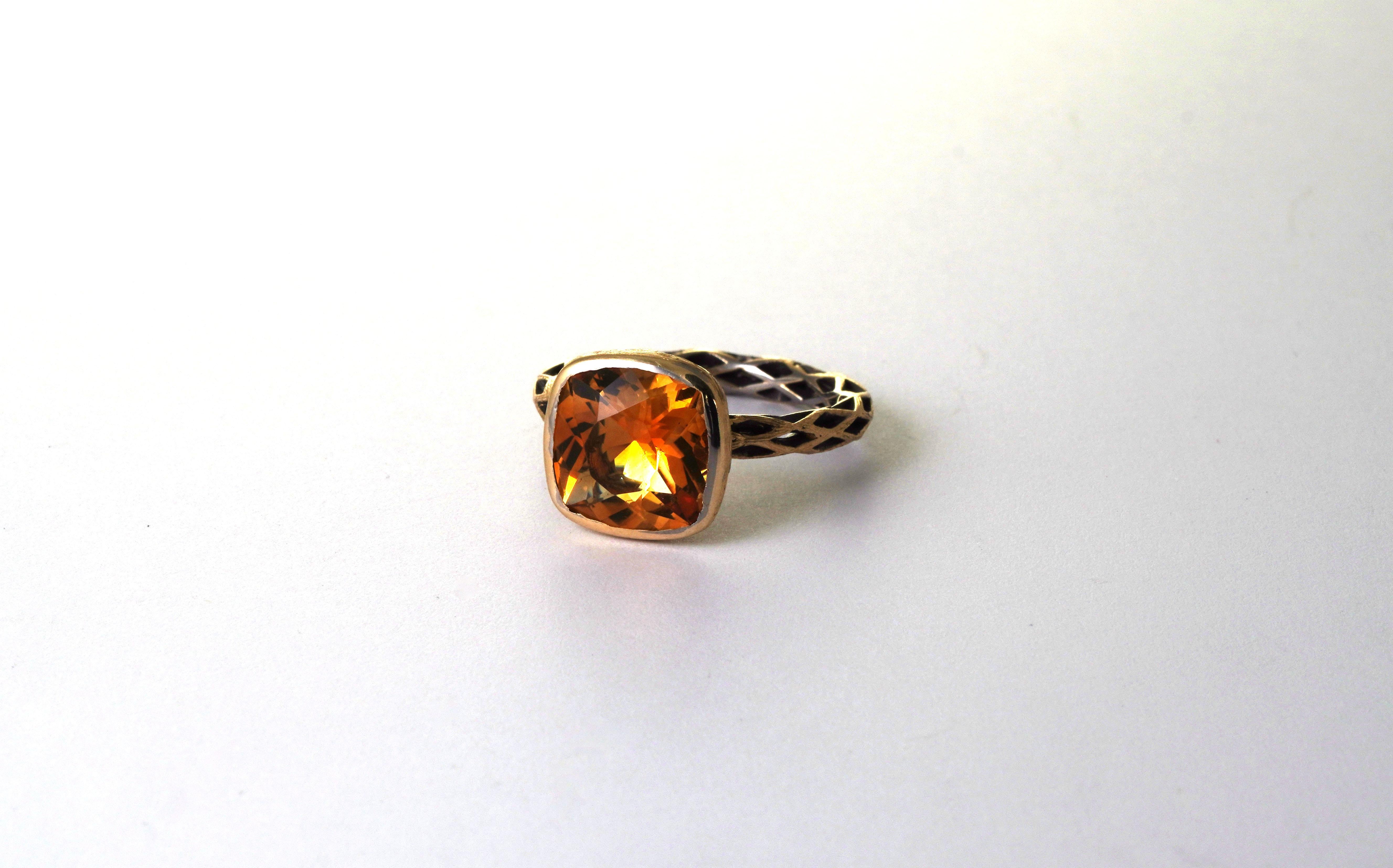 Bague en or jaune 14k avec citrine taille fantaisie - Crafts by Antonio Gems
Cette élégante bague en or jaune 14 carats met en valeur une Citrine de taille fantaisie de 4,16 ct, rayonnant de tons chauds et dorés qui reflètent la lumière du soleil.