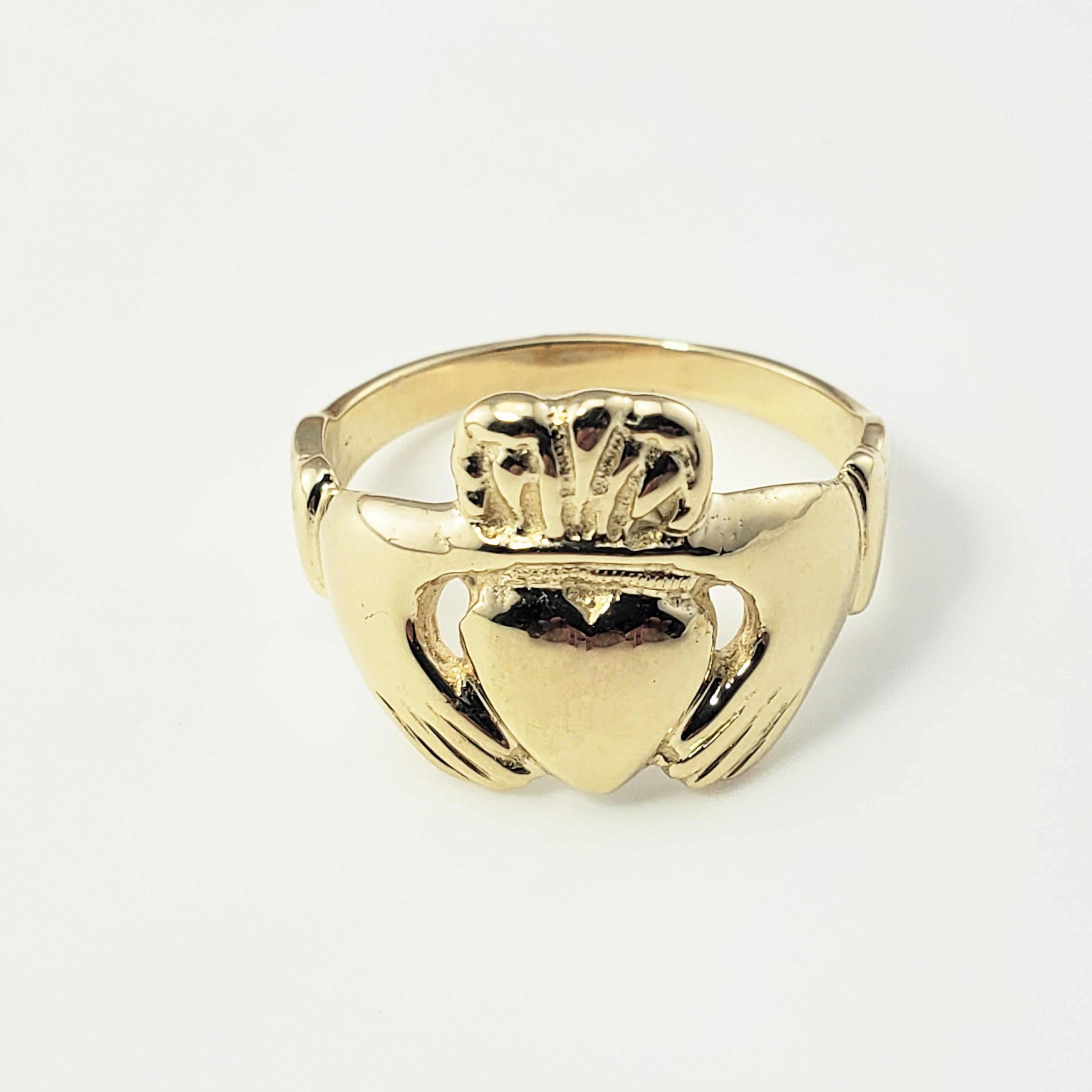 14 Karat Yellow Gold Claddagh Ring Size 5.75-

The traditional Irish Claddagh ring is a symbol of friendship, love, and loyalty.  Beautifully detailed in 14K yellow gold.  Width:  13 mm.
Shank: 2 mm.

Size: 5.75

Weight:  2.4 dwt. / 3.8