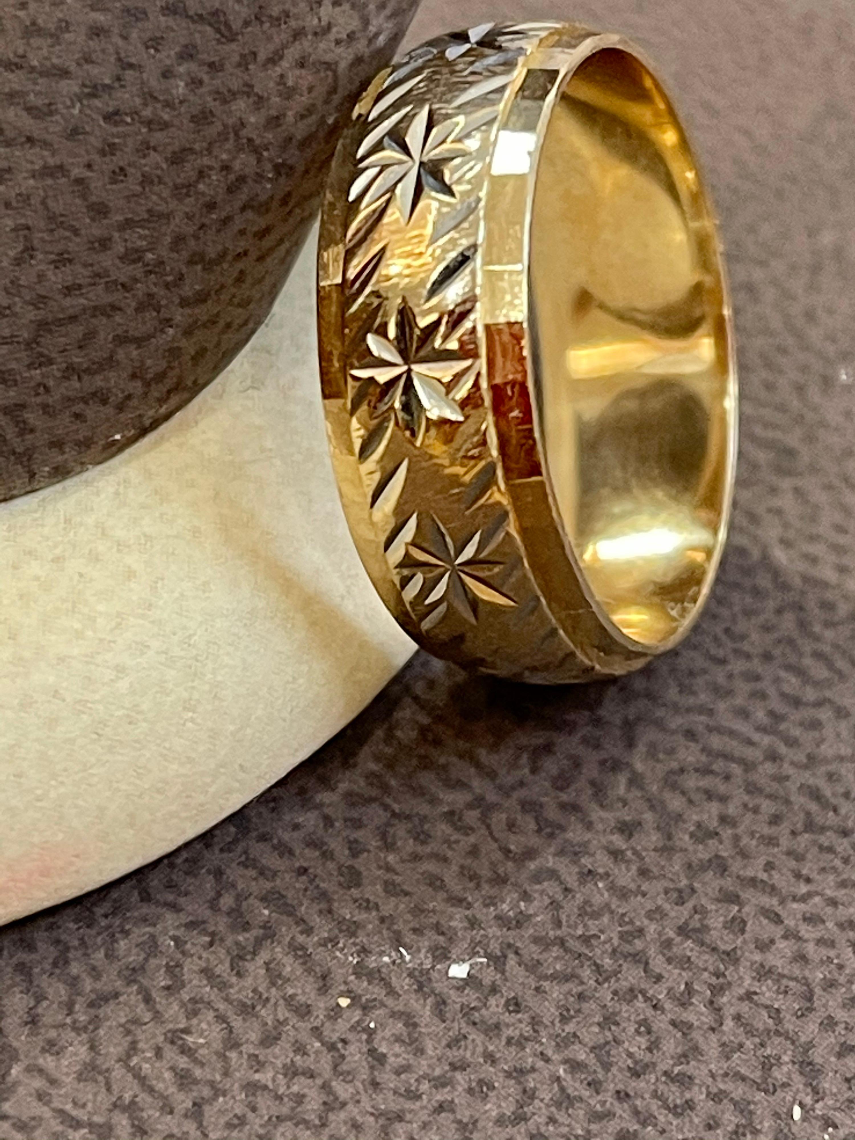 14 Karat Gelbgold Klassischer breiter Stern-Ehering mit Design, Unisex im Zustand „Hervorragend“ im Angebot in New York, NY
