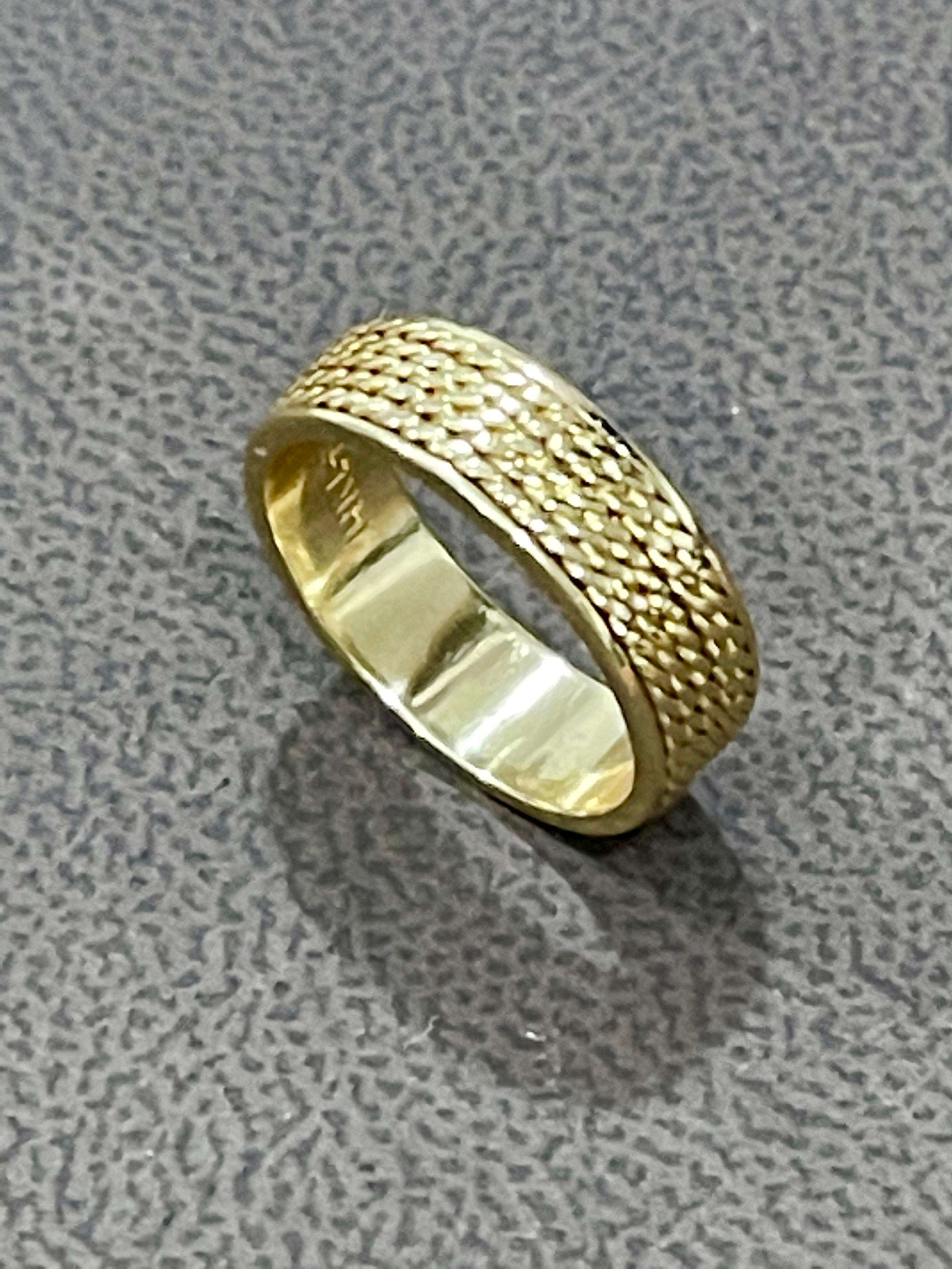 
14 Karat Yellow Gold  Classic Wide Wedding Band Ring Size 6, Unisex
This timeless style adds a Light classic Design on the middle of the  band.
Quality craftsmanship makes this long lasting band a great value. rounded inside edge for increased