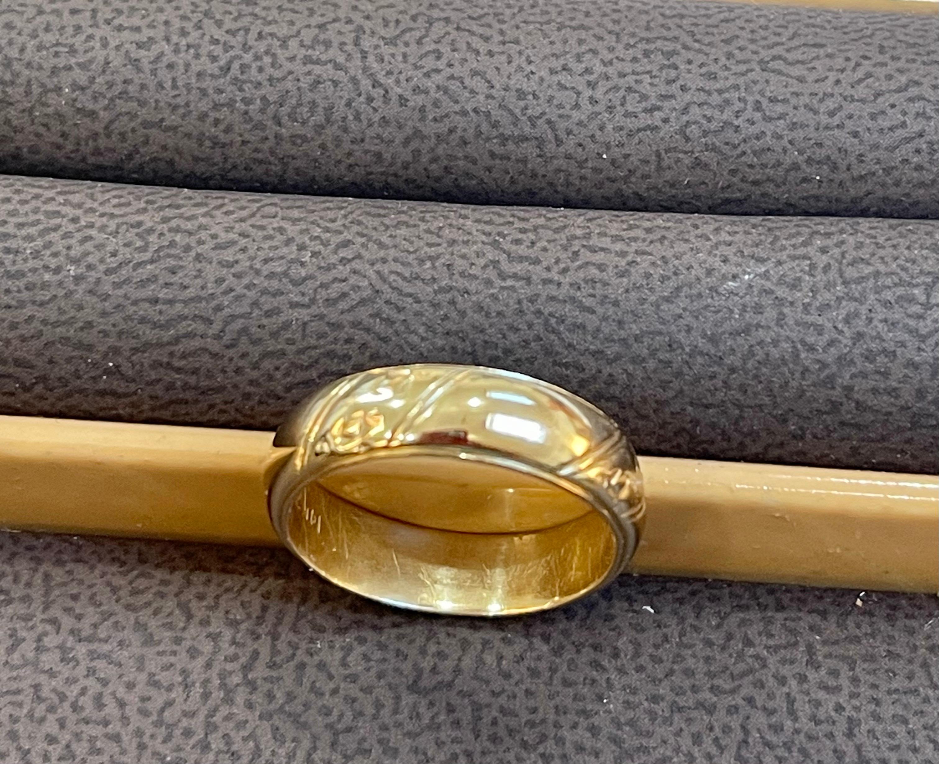 14 Karat Yellow Gold Classic Wide Wedding Band With Design  Ring, Unisex Size 9 In Excellent Condition For Sale In New York, NY