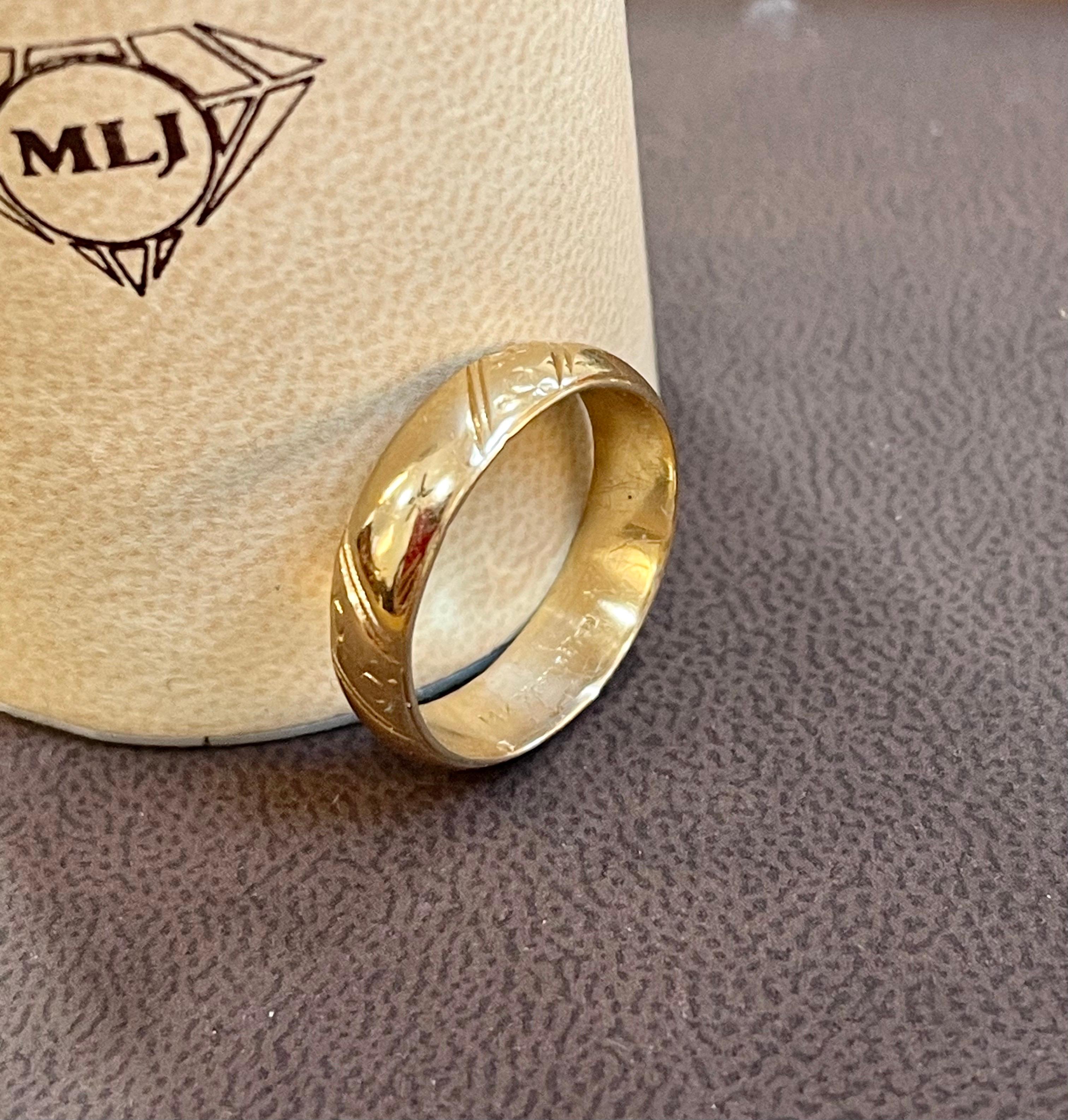 14 Karat Yellow Gold Classic Wide Wedding Band With Design  Ring, Unisex Size 9 For Sale 1