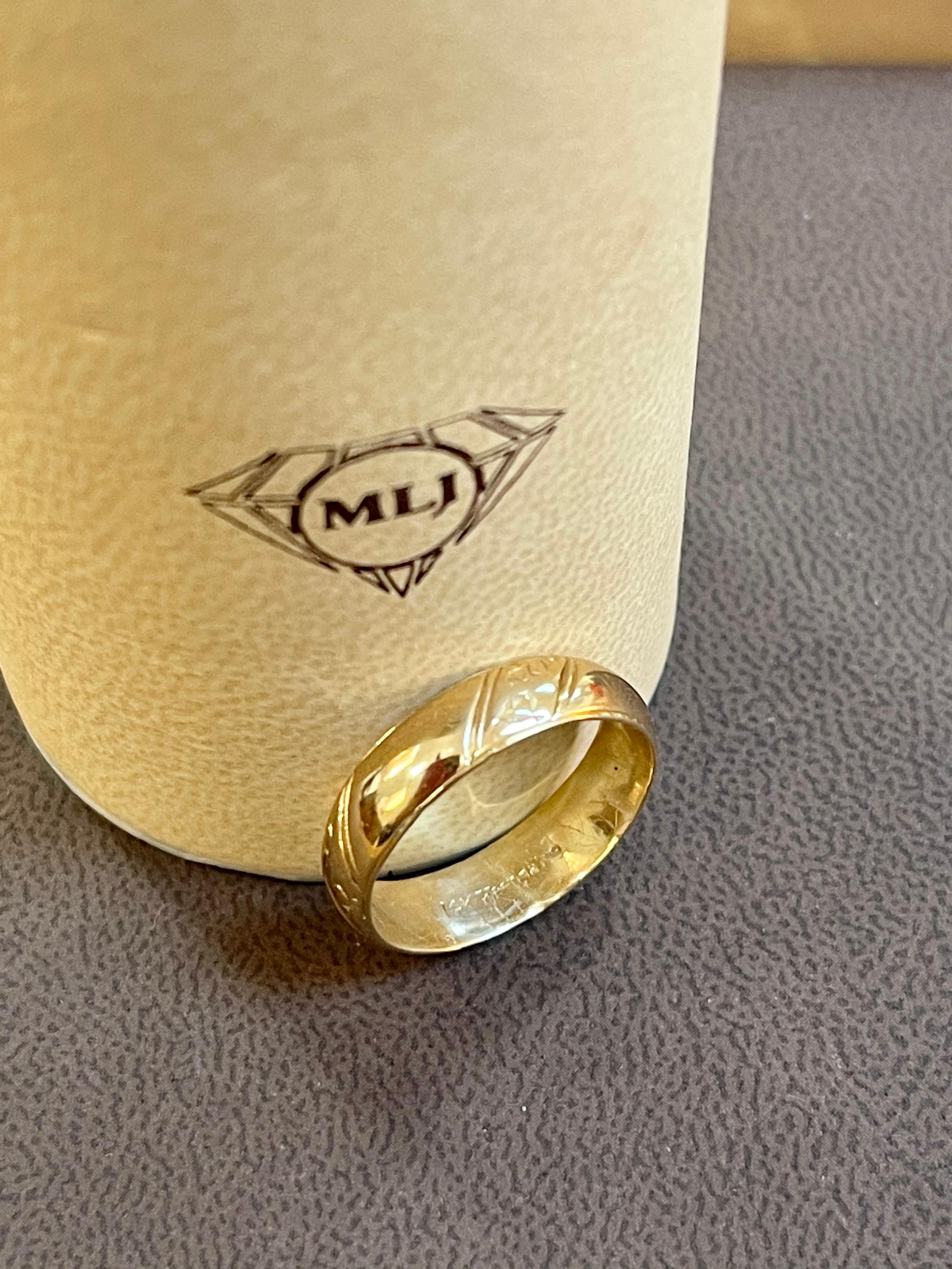 14 Karat Yellow Gold Classic Wide Wedding Band With Design  Ring, Unisex Size 9 For Sale 2