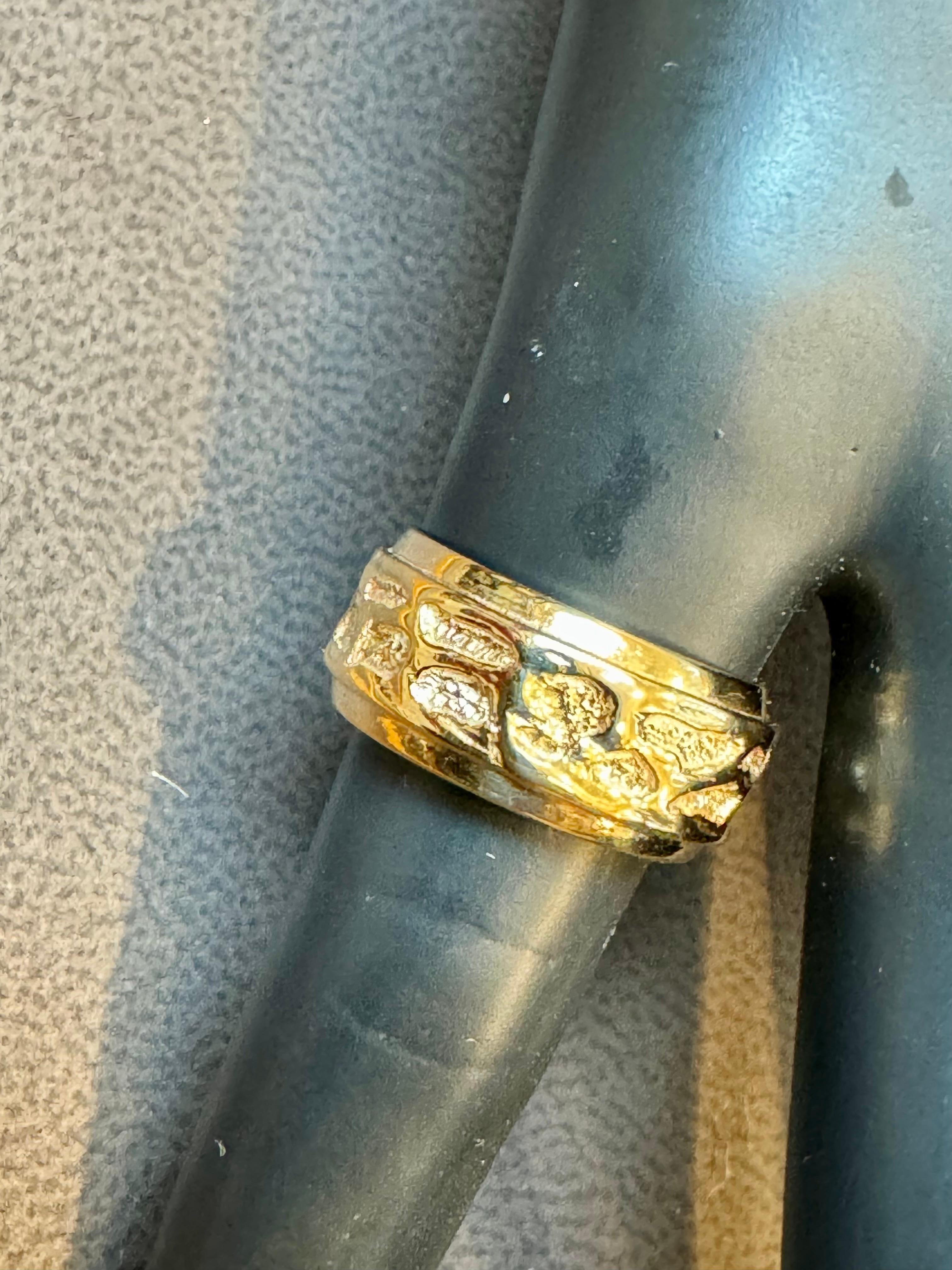 14 Karat Yellow Gold Classic Wide Wedding Band With Design Ring, Unisex Size 4.5 In Excellent Condition For Sale In New York, NY