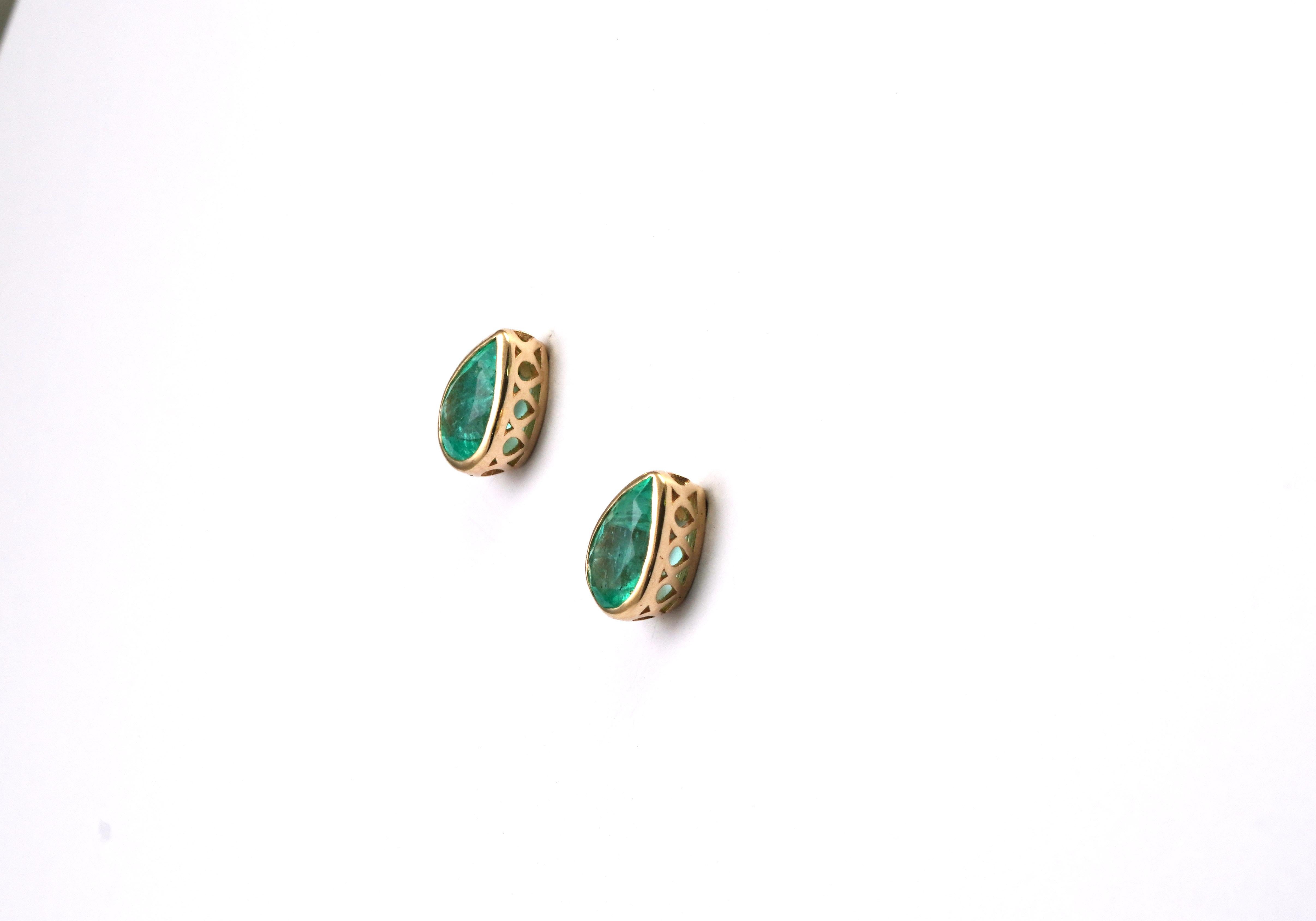 14 Karat Yellow Gold Emerald Earrings
Gold kt: 14 
Gold color: Yellow
Total weight: 2.03 grams

Set with:
- Columbian Emerald
Cut: Pear
Total weight: 2 x 1.86 carat
Color: Green