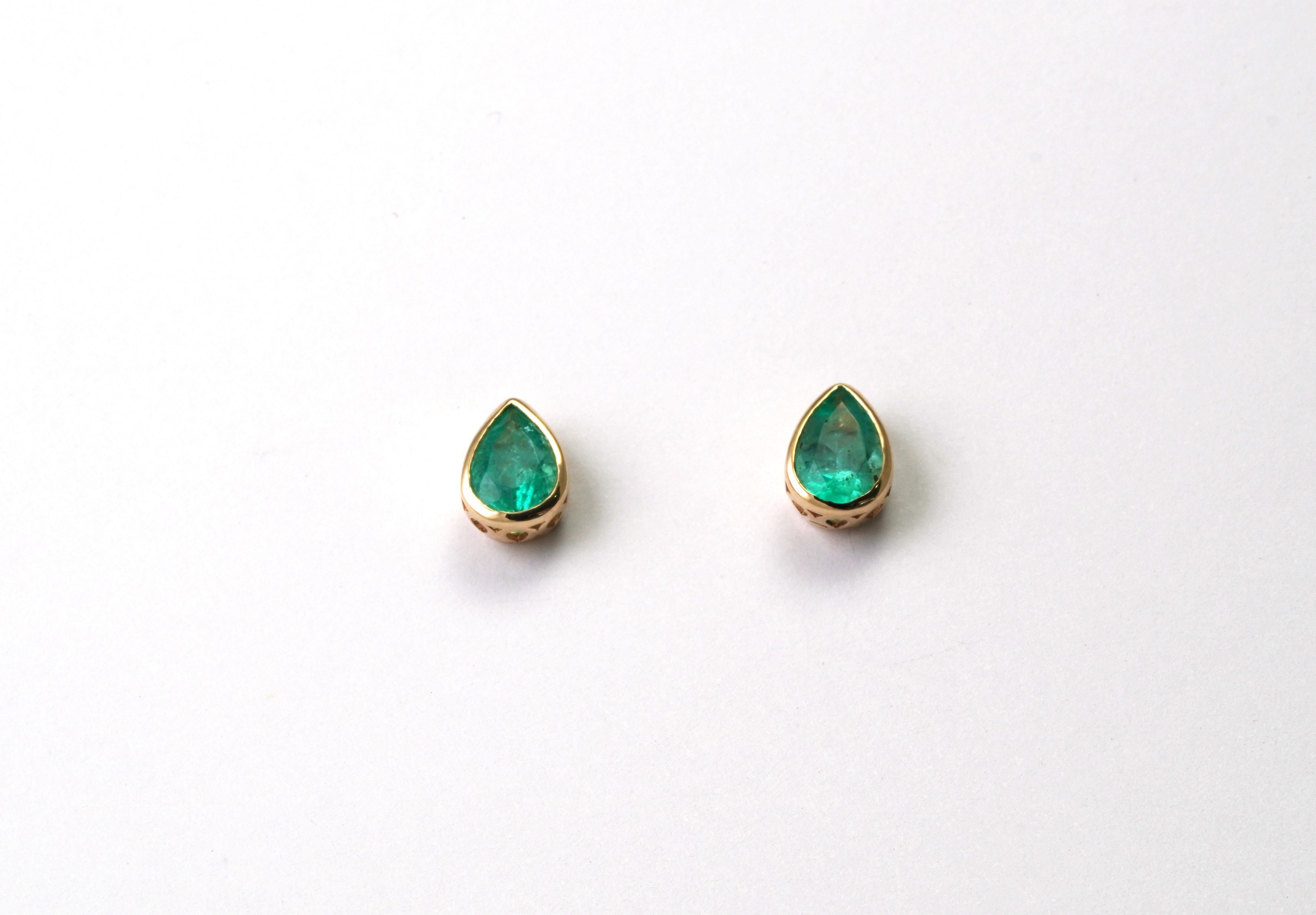 Modern 14 Karat Yellow Gold Columbian Emerald Earrings For Sale