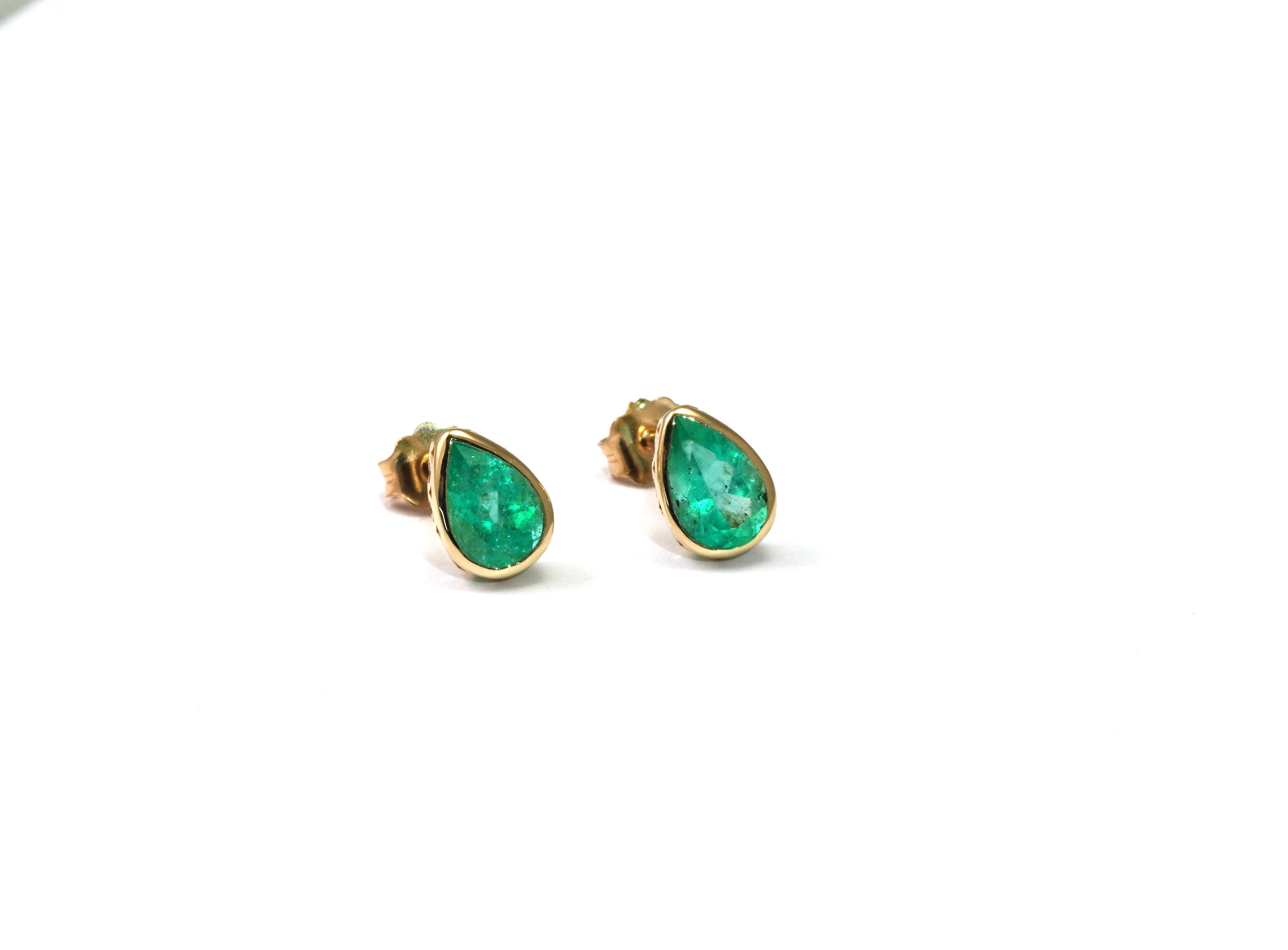 Pear Cut 14 Karat Yellow Gold Columbian Emerald Earrings For Sale