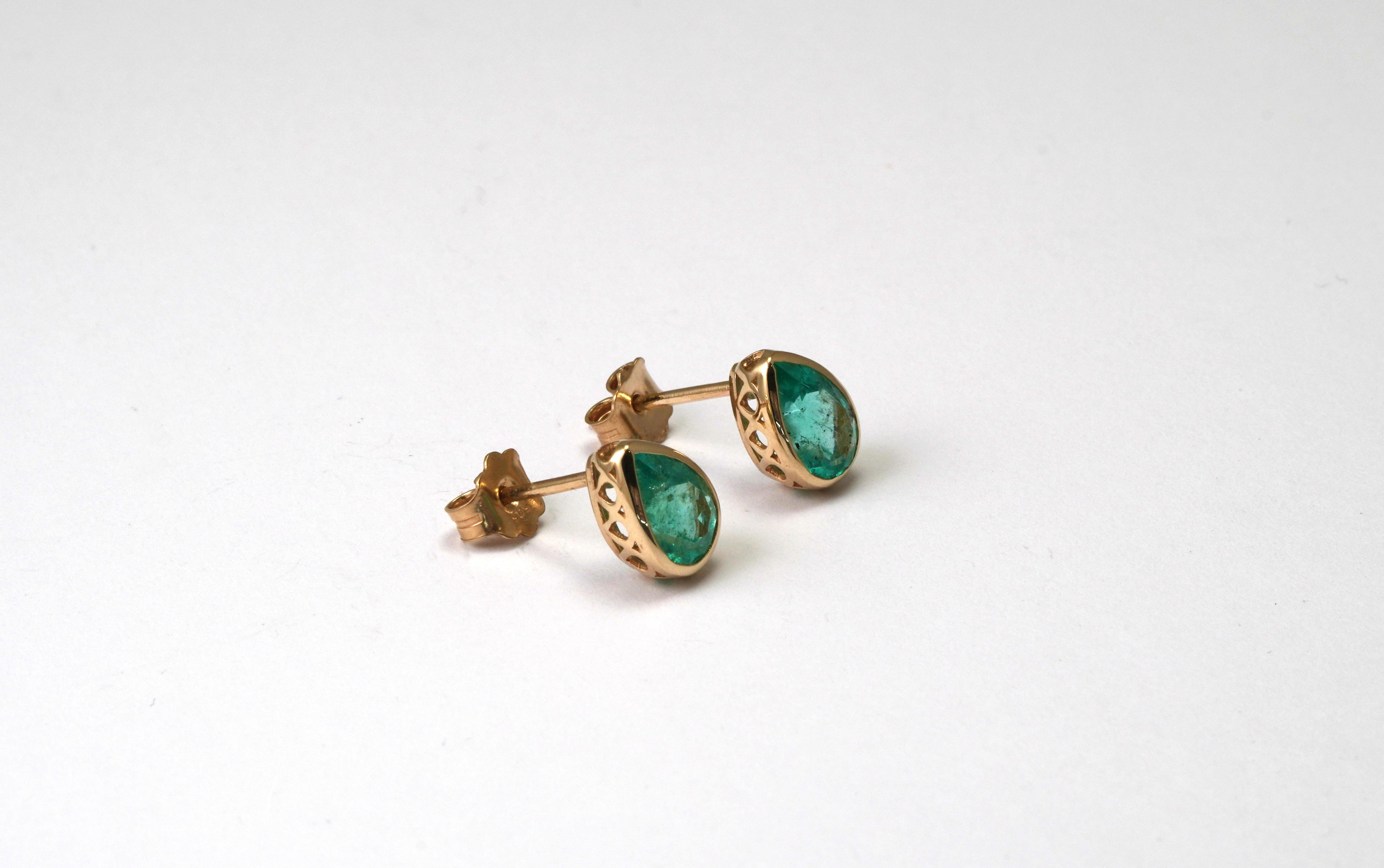 14 Karat Yellow Gold Columbian Emerald Earrings In New Condition For Sale In София, BG