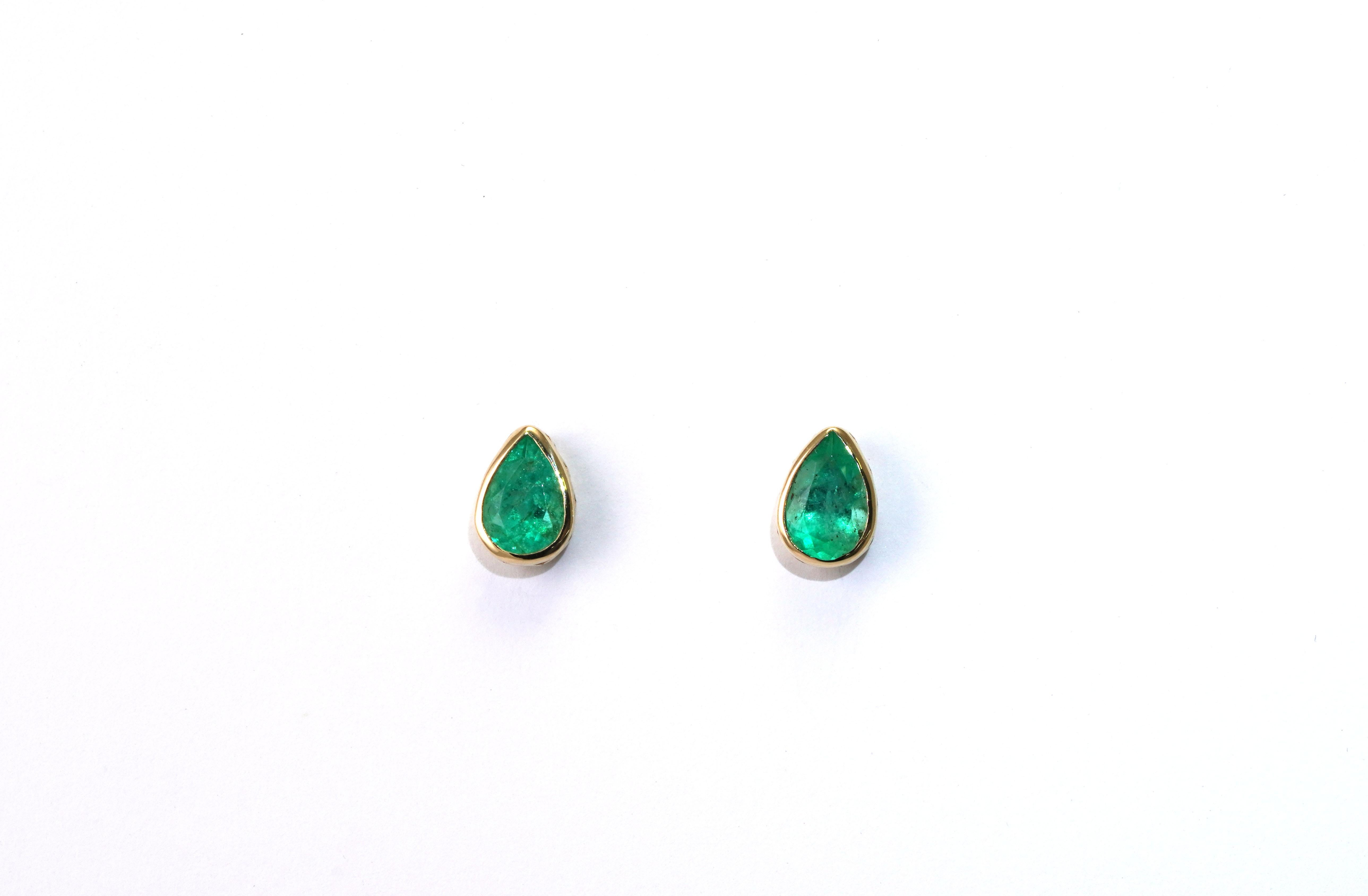 Women's 14 Karat Yellow Gold Columbian Emerald Earrings For Sale