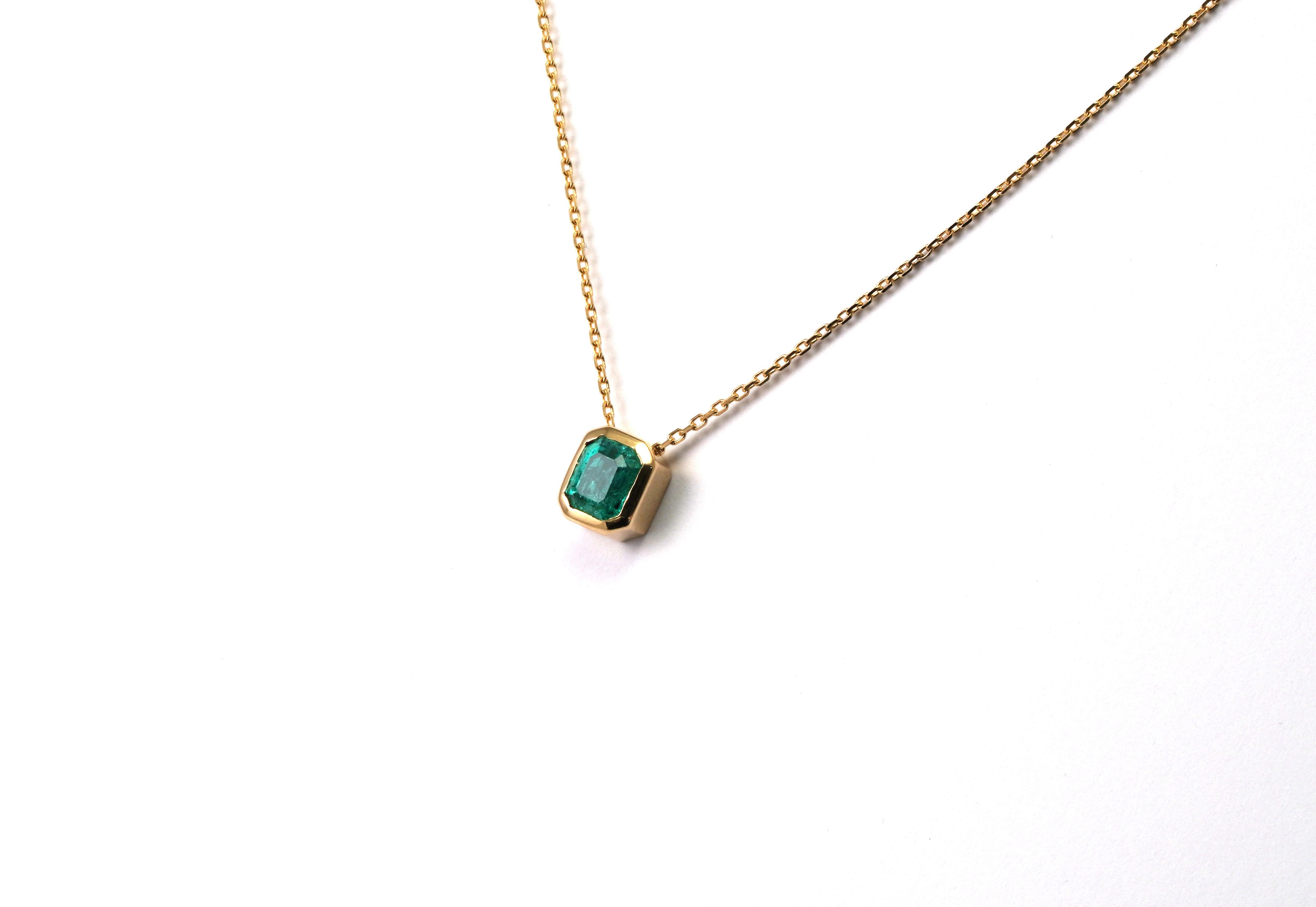 Modern 14 Karat Yellow Gold Columbian Emerald Necklace  For Sale