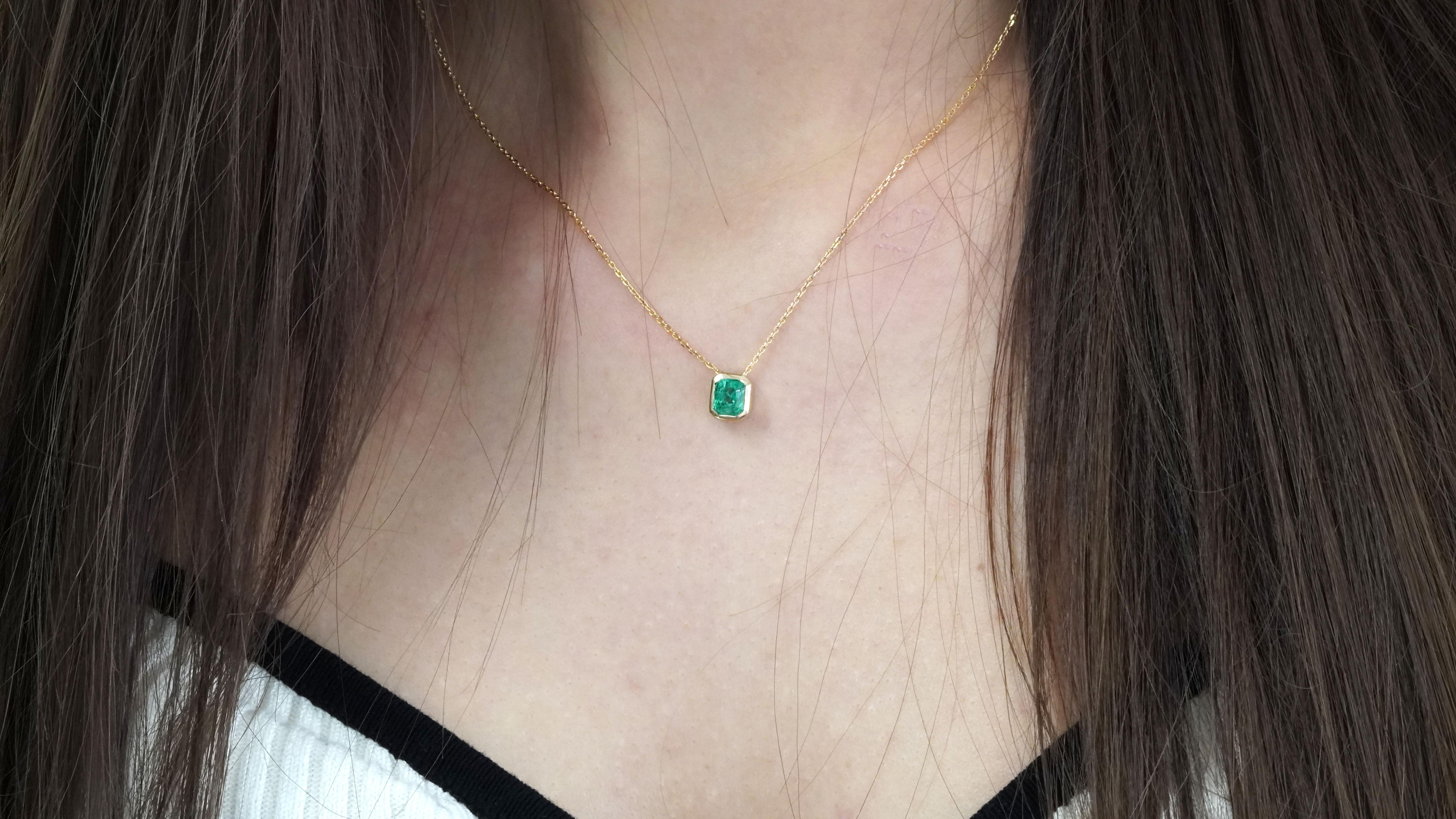14 Karat Yellow Gold Columbian Emerald Necklace  In New Condition For Sale In София, BG