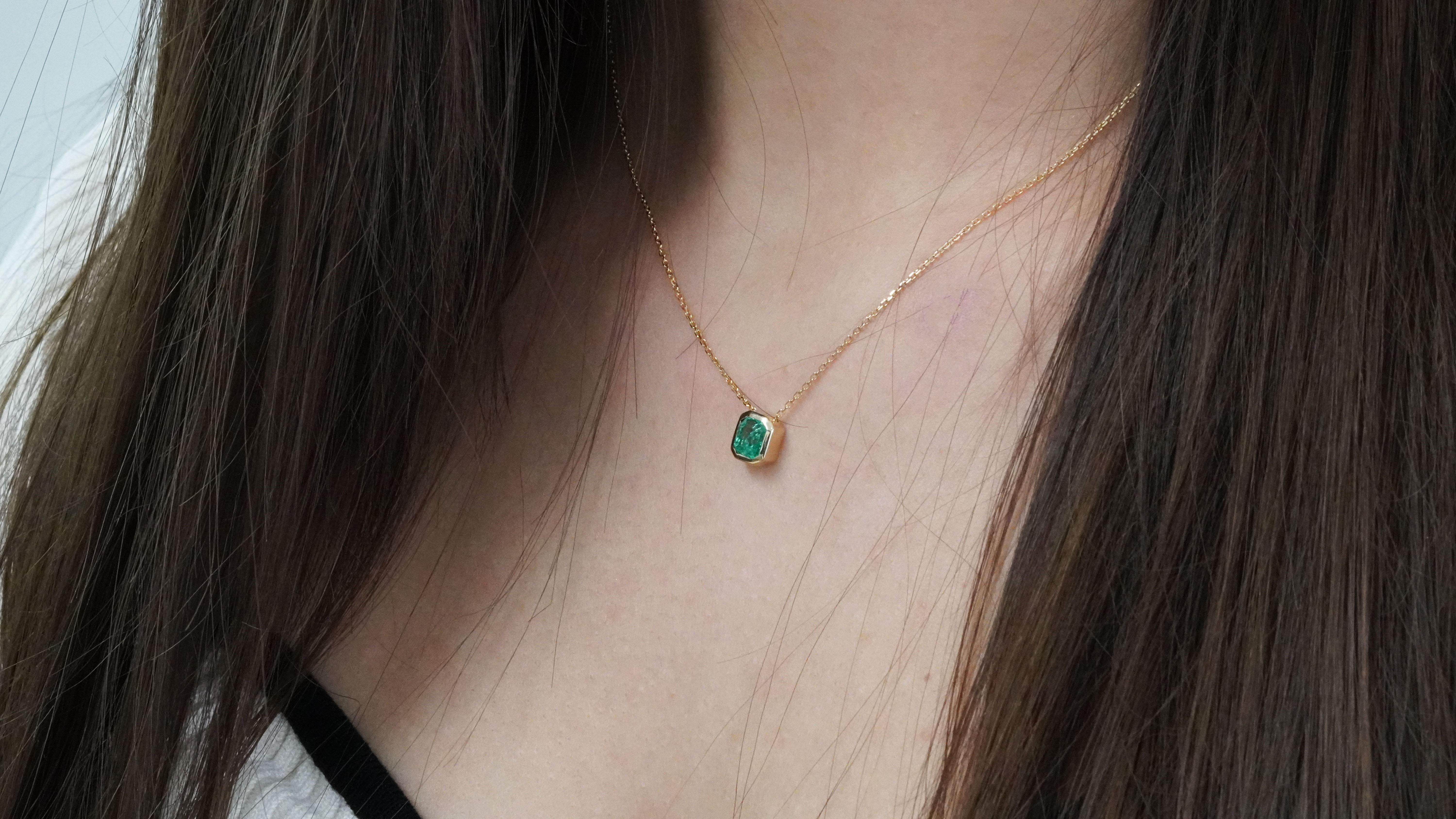 Women's 14 Karat Yellow Gold Columbian Emerald Necklace  For Sale