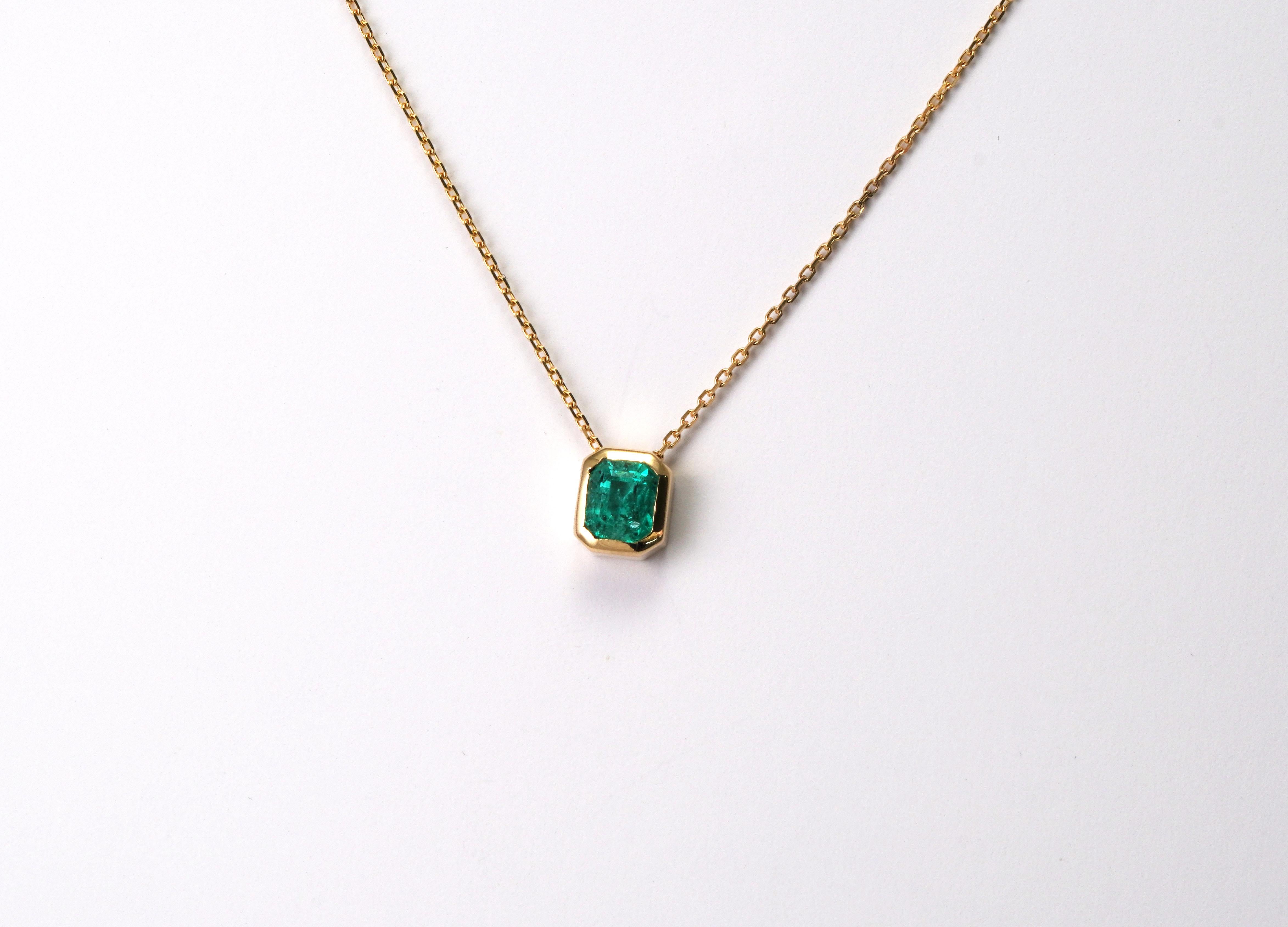 14 Karat Yellow Gold Columbian Emerald Necklace  For Sale 1