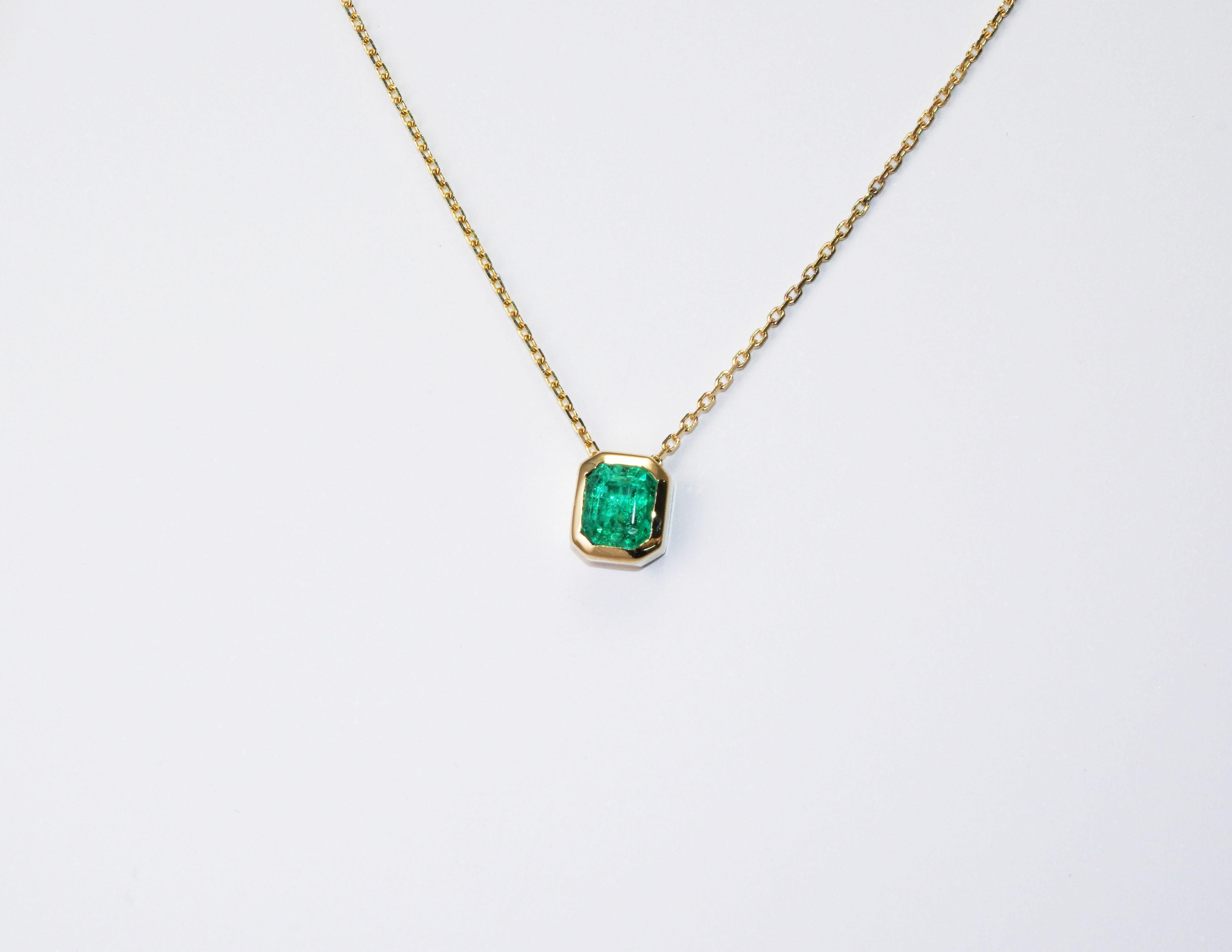 14 Karat Yellow Gold Columbian Emerald Necklace  For Sale 2