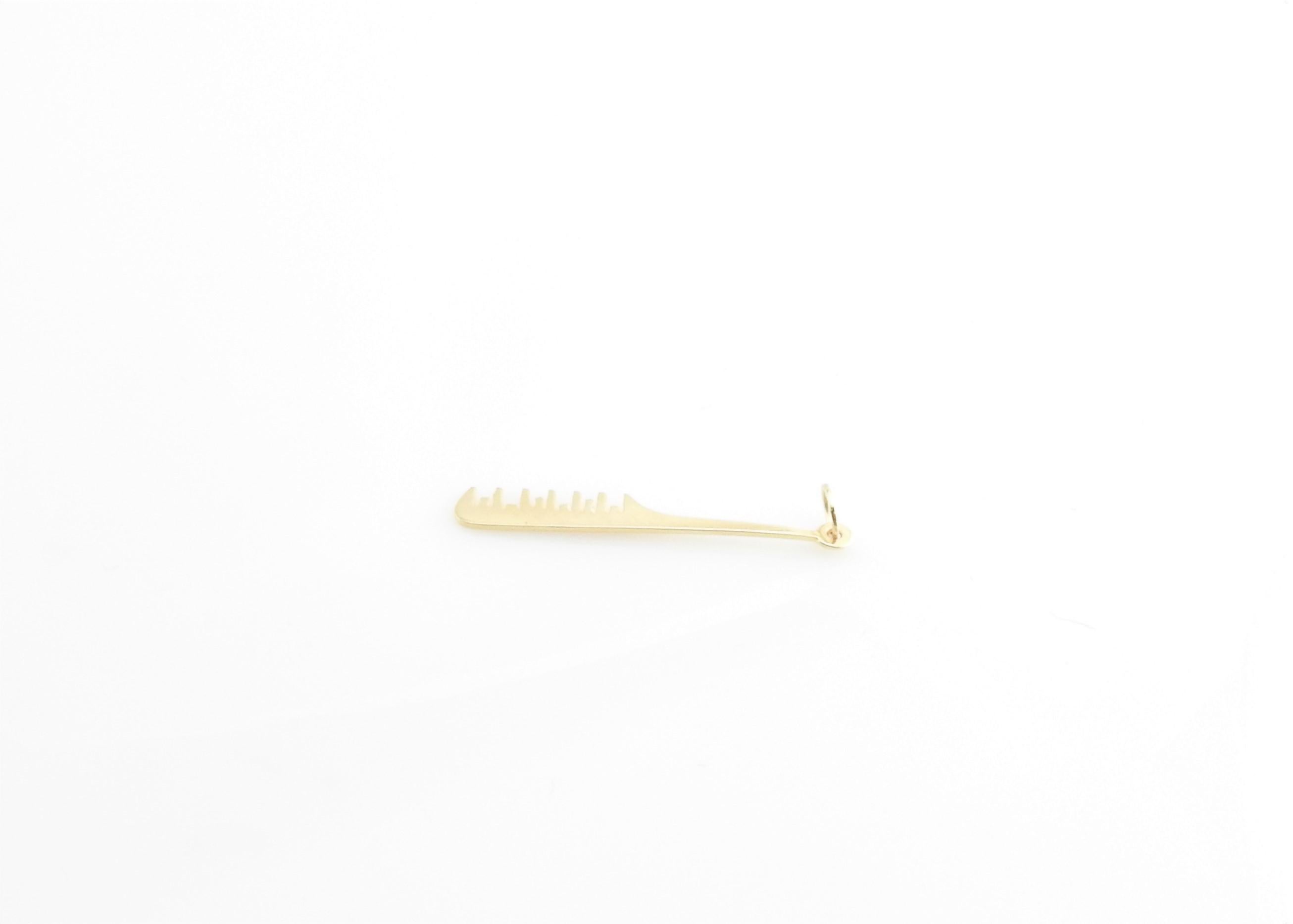 Vintage 14 Karat Yellow Gold Comb Charm

Perfect for the hair stylist in your life!

This lovely charm features a miniature comb meticulously detailed in 14K yellow gold.

Size: 36 mm x 5 mm (actual charm)

Weight: 0.5 dwt. / 0.8 gr.

Stamped: AC