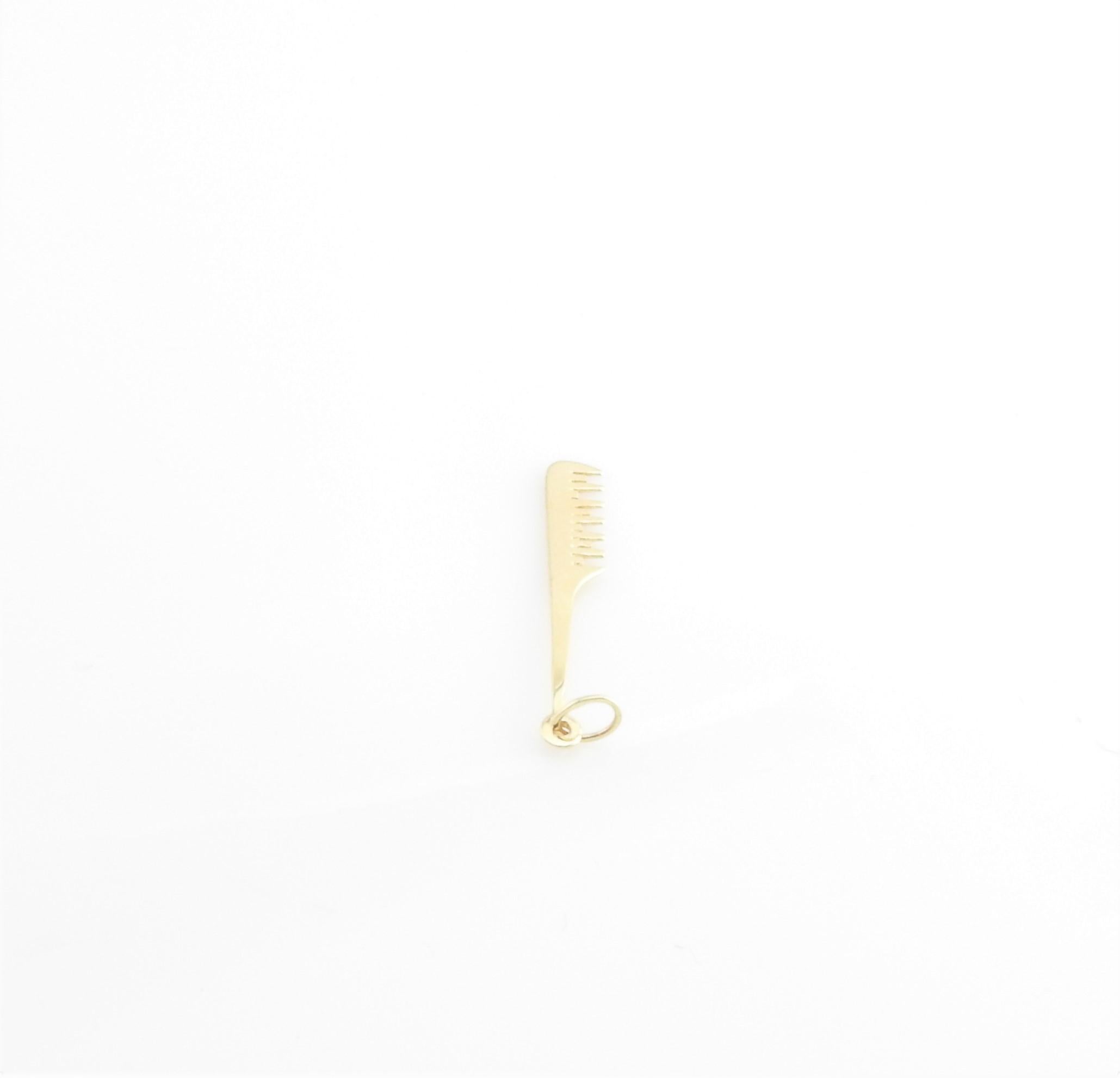 14 Karat Yellow Gold Comb Charm In Good Condition In Washington Depot, CT