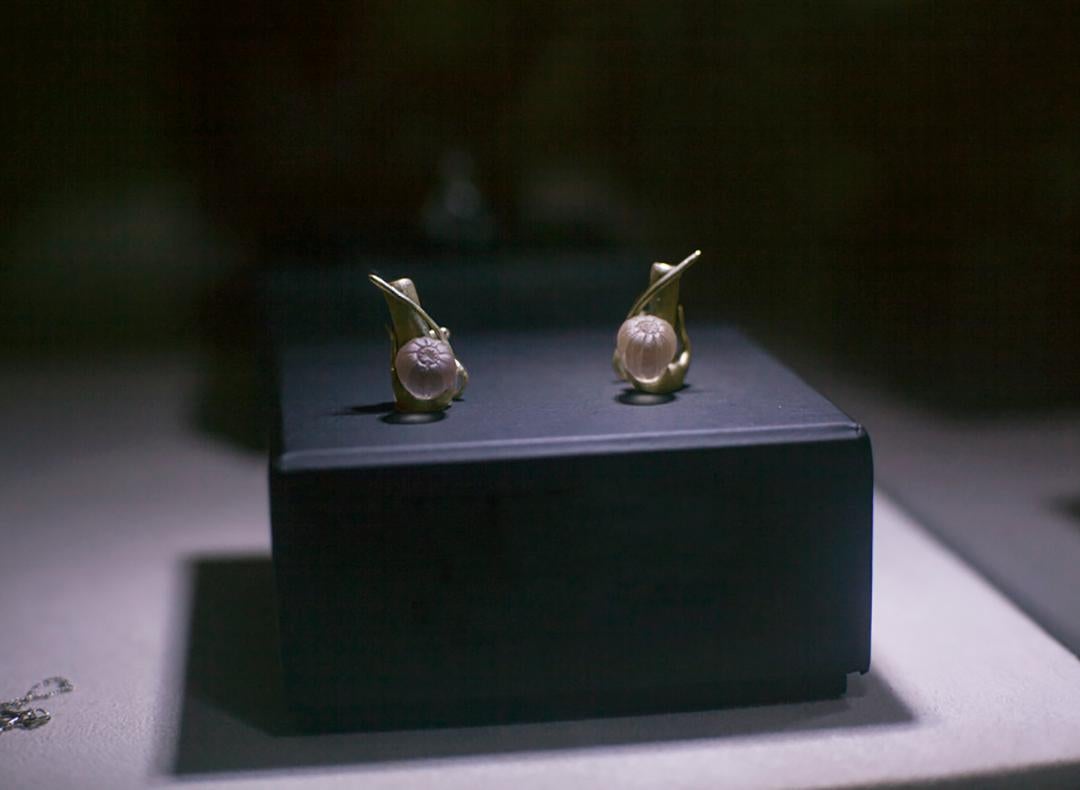 Eighteen Karat Yellow Gold Contemporary Cocktail Fig Earrings With Pink Onyx For Sale 2