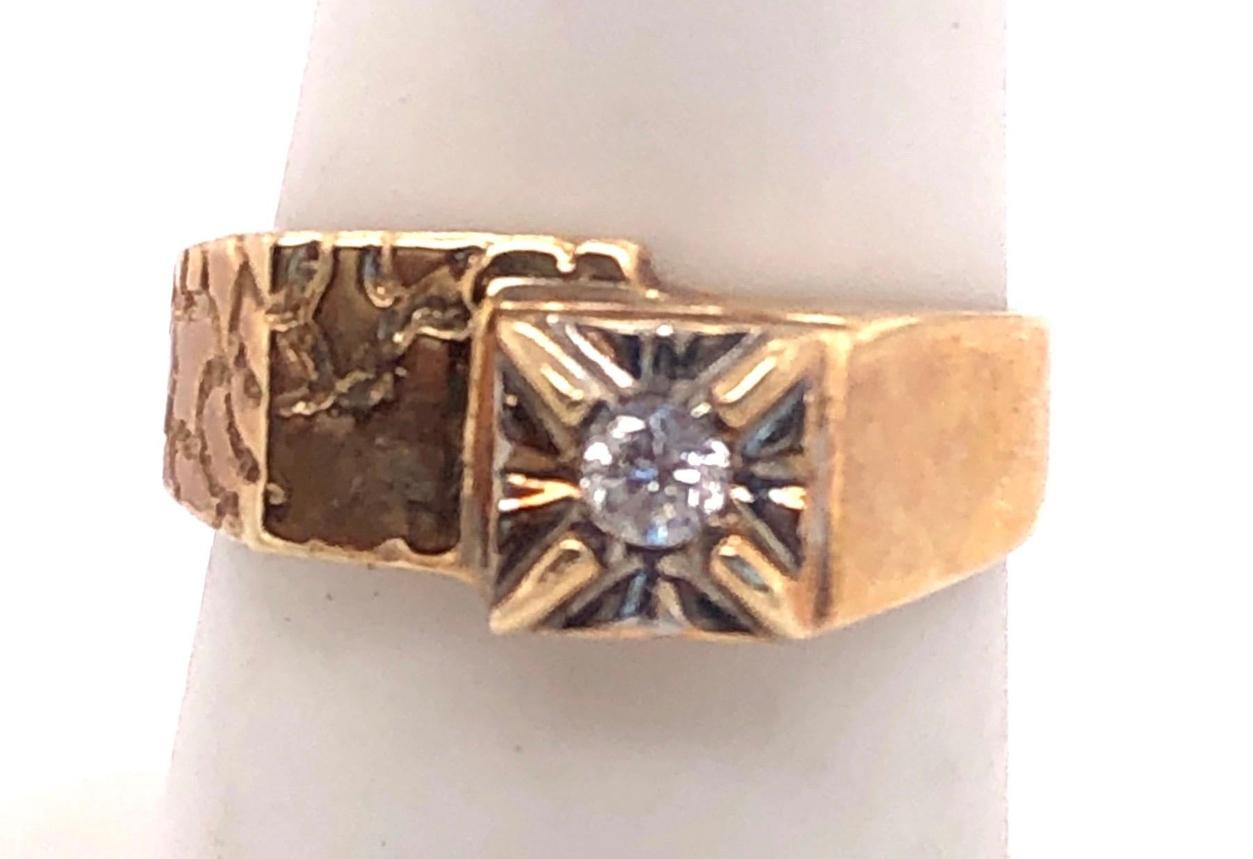 14 Karat Yellow Gold Contemporary Ring with Diamond 0.15 Total Diamond Weight In Good Condition For Sale In Stamford, CT