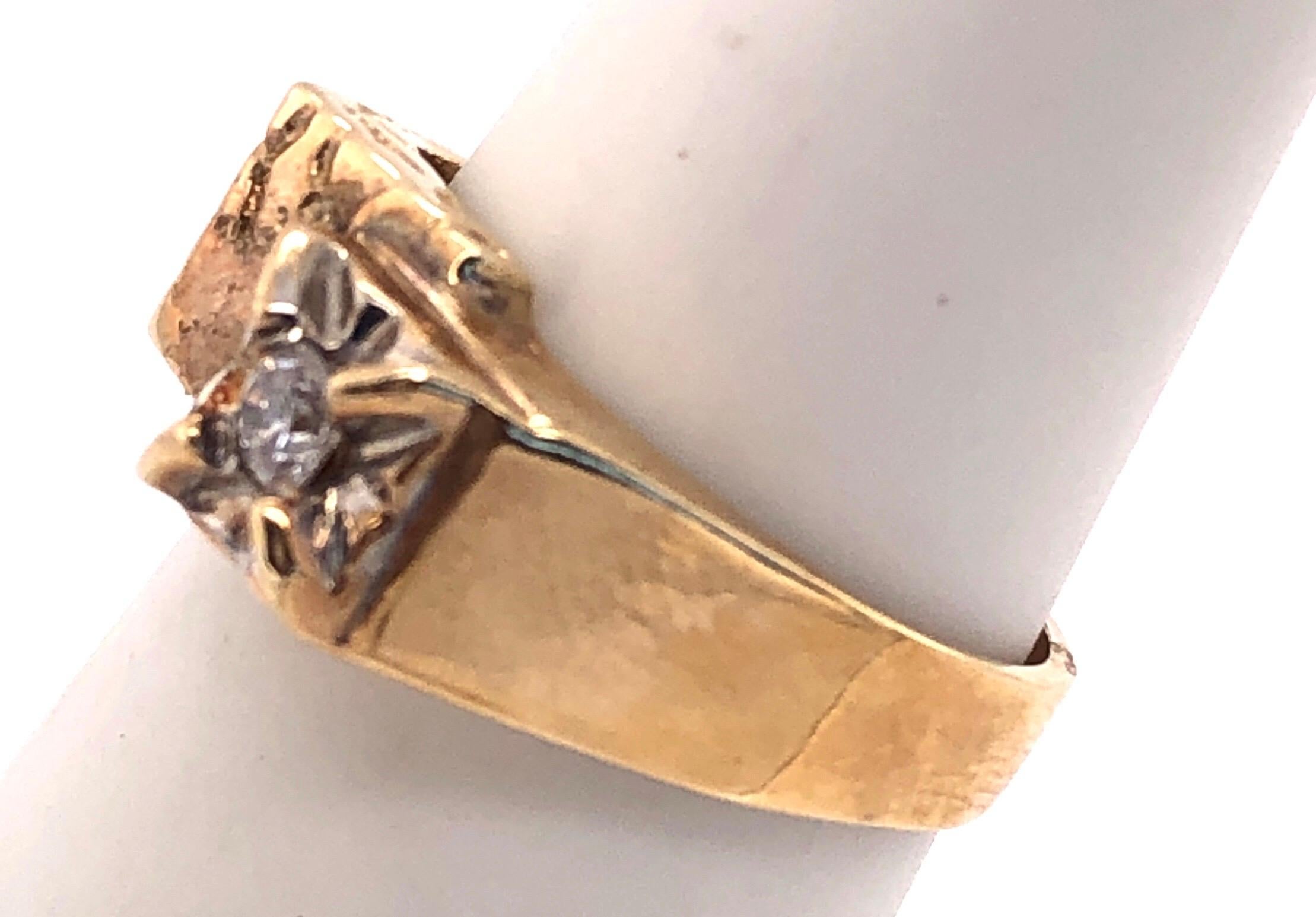 14 Karat Yellow Gold Contemporary Ring with Diamond 0.15 Total Diamond Weight For Sale 3