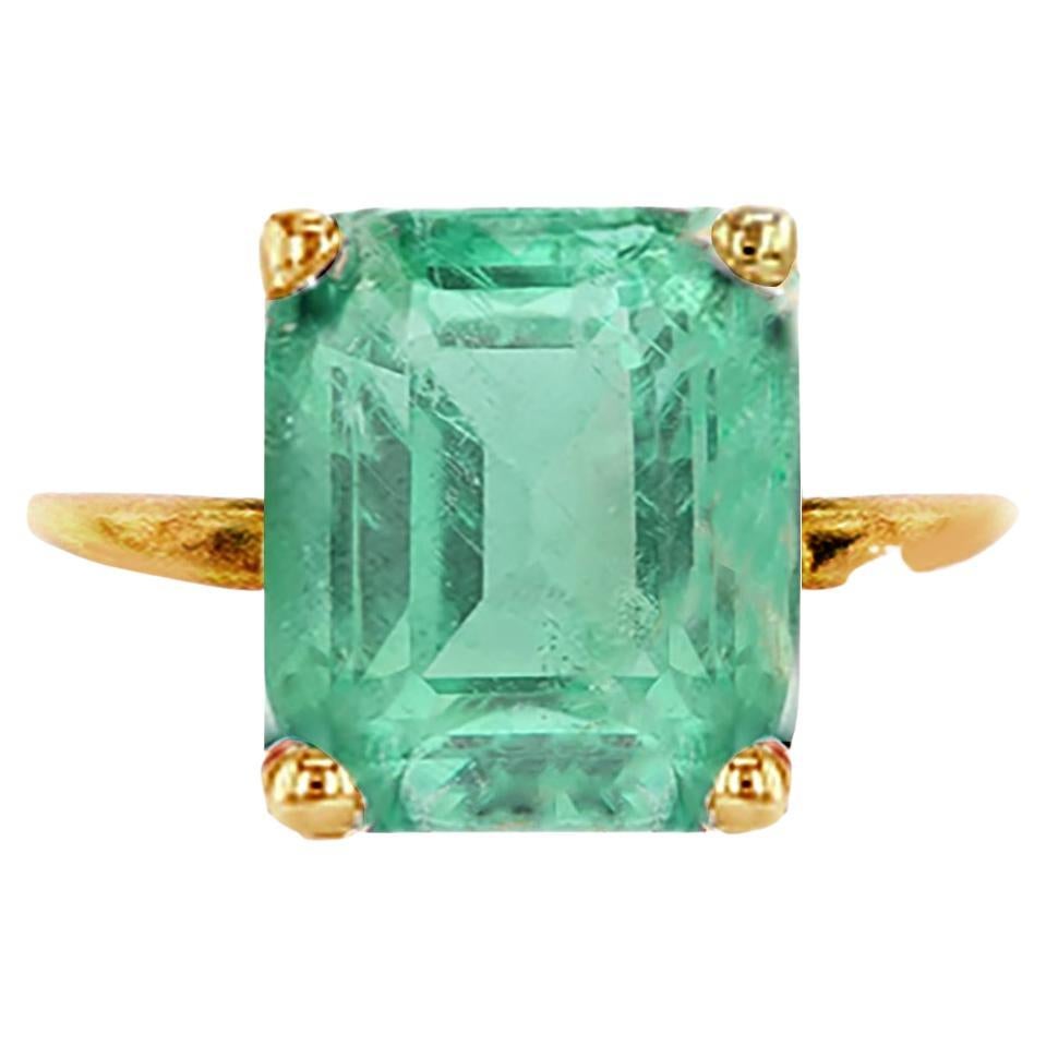 Fourteen Karat Yellow Gold contemporary Ring with Natural Mint Emerald For Sale