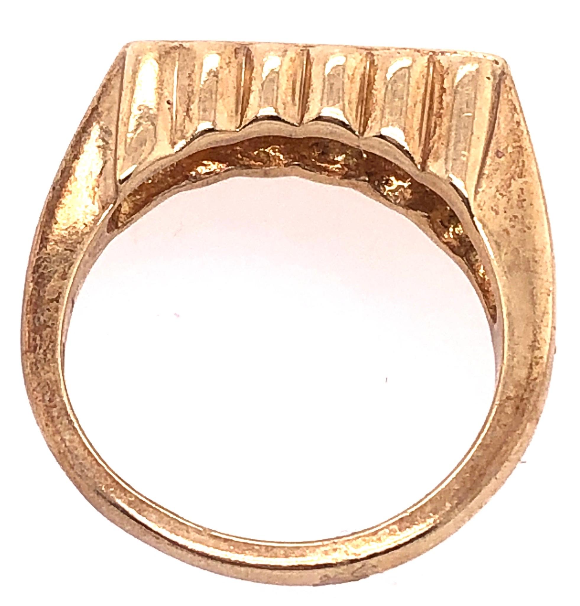 14 Karat Yellow Gold Contemporary Ring with Round Diamonds 0.20 TDW In Good Condition For Sale In Stamford, CT