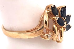 Zeitgenössischer Ring aus 14 Karat Gelbgold mit Saphir- und Diamantakzenten