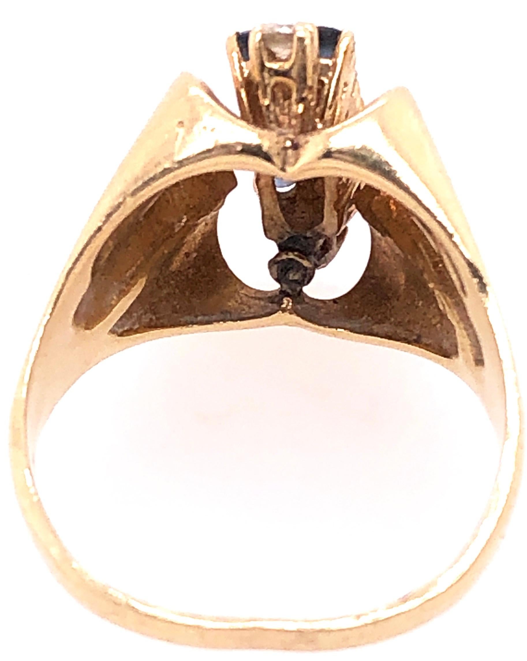 14 Karat Yellow Gold Contemporary Ring with Sapphire and Diamonds For Sale 3